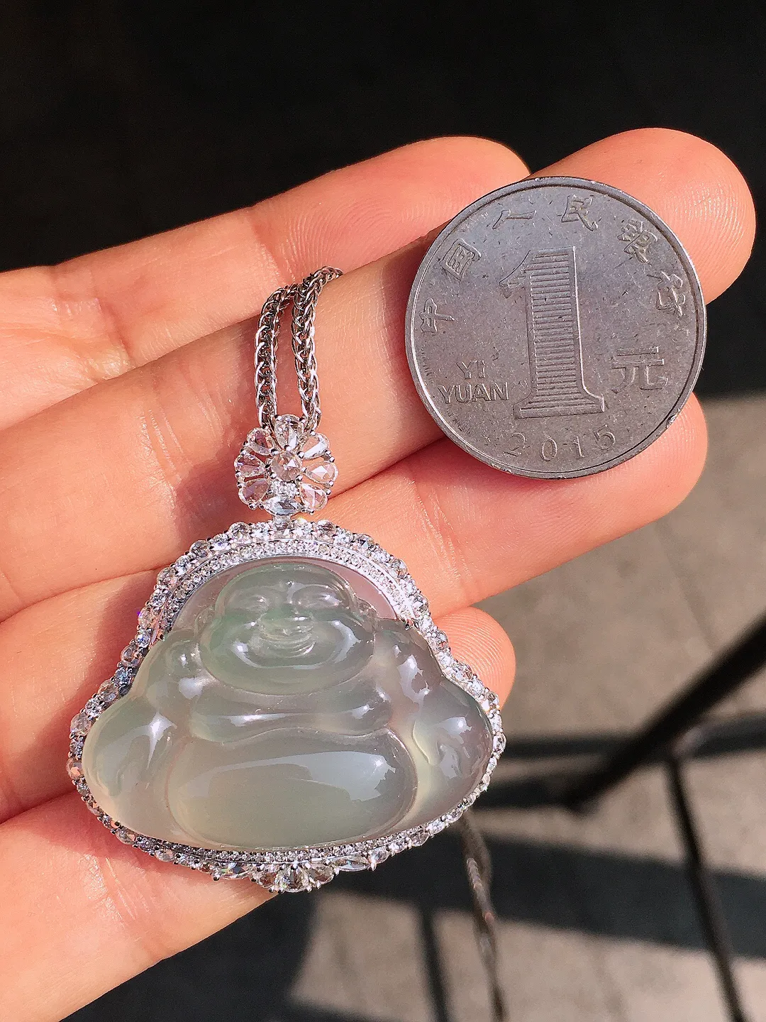 冰种佛公吊坠，玉质细腻，荧光感超
强，饱满圆润，尽显优雅气质，18k
金豪华镶嵌