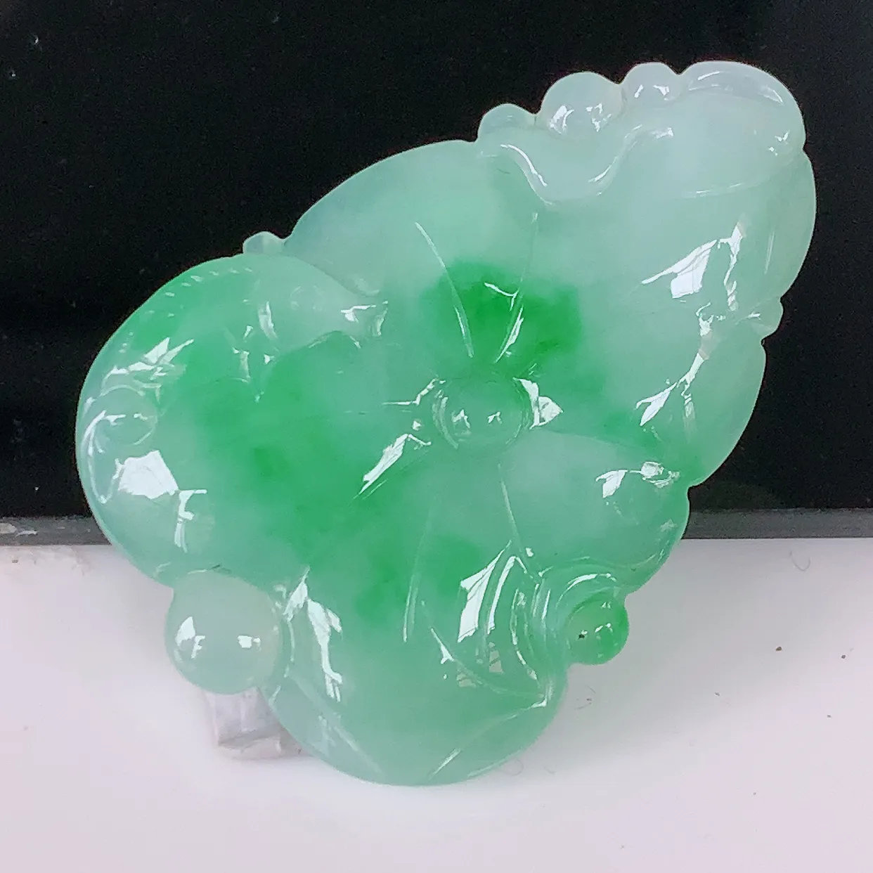 自然光实拍，冰润飘绿翡翠荷叶鱼、和和美美玉坠，财源广进，自然隐逸、荷本是素不着尘之物， 有和美之寓意。#05.22