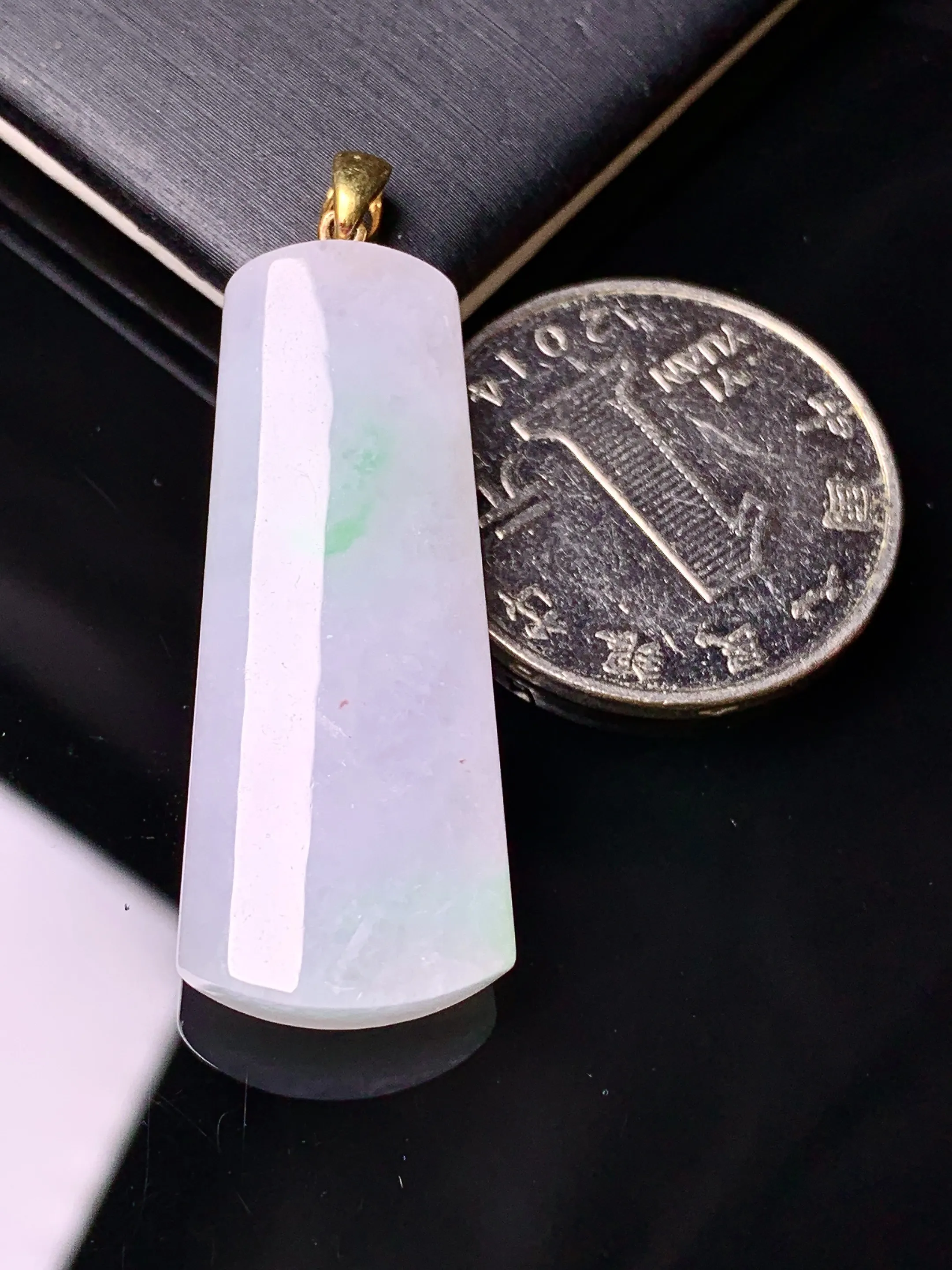 18k金镶嵌飘绿玉柱吊坠 玉质细腻 色泽清新艳丽 整体尺寸42.3*14.7*7