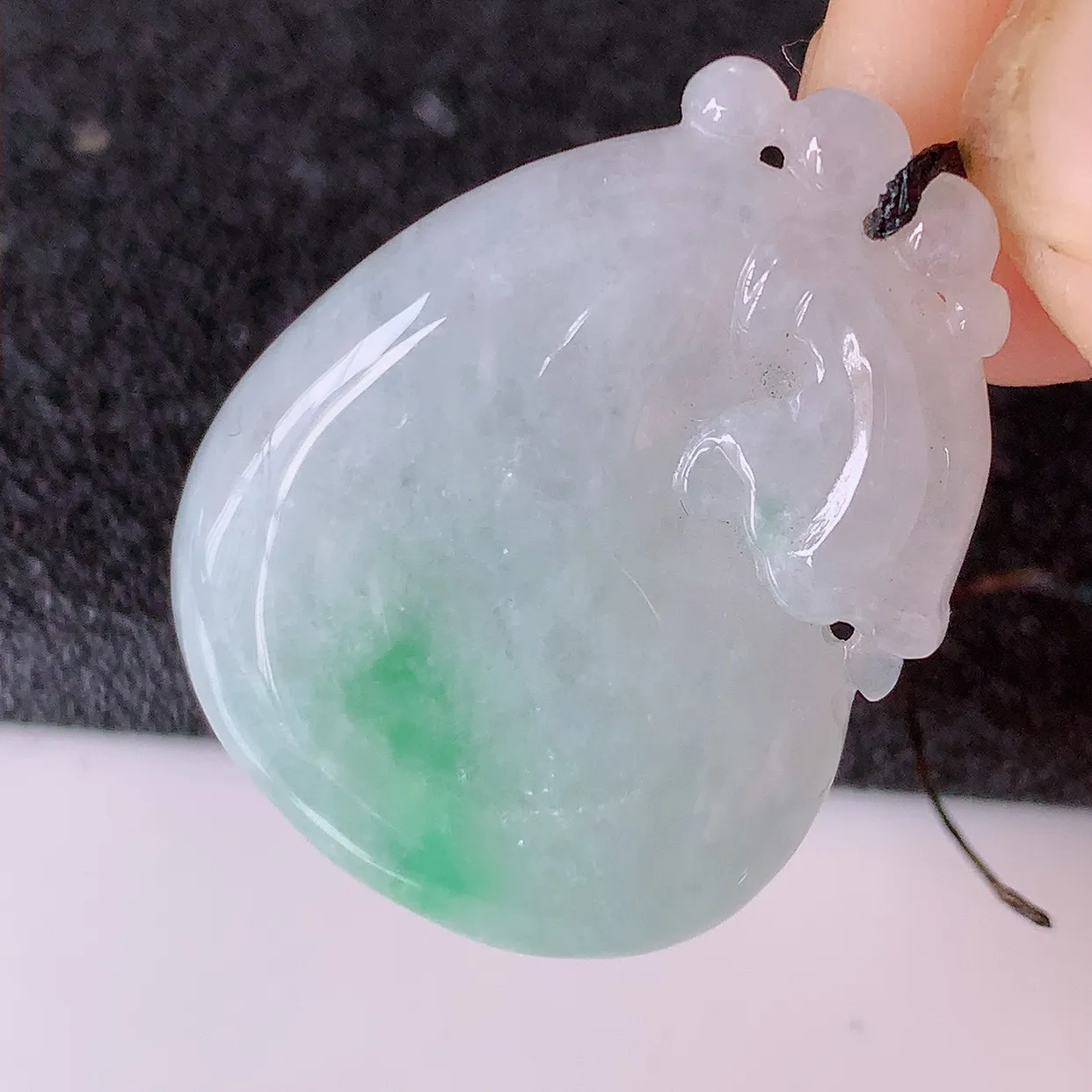 自然光实拍，冰飘绿翡翠招财钱袋子吊坠，寓意“代代有福，代代有财，腰缠万贯” 玉质细腻， 佩戴效果佳！#41.16