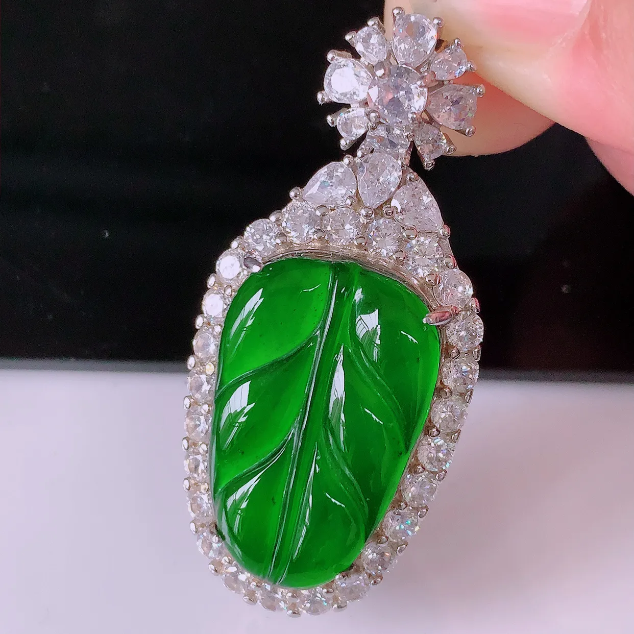 冰透满绿翡翠925银镶嵌叶子吊坠，自然光实拍，翠色灵动，颜色漂亮，种老水足，品相佳，佩戴佳品！#97