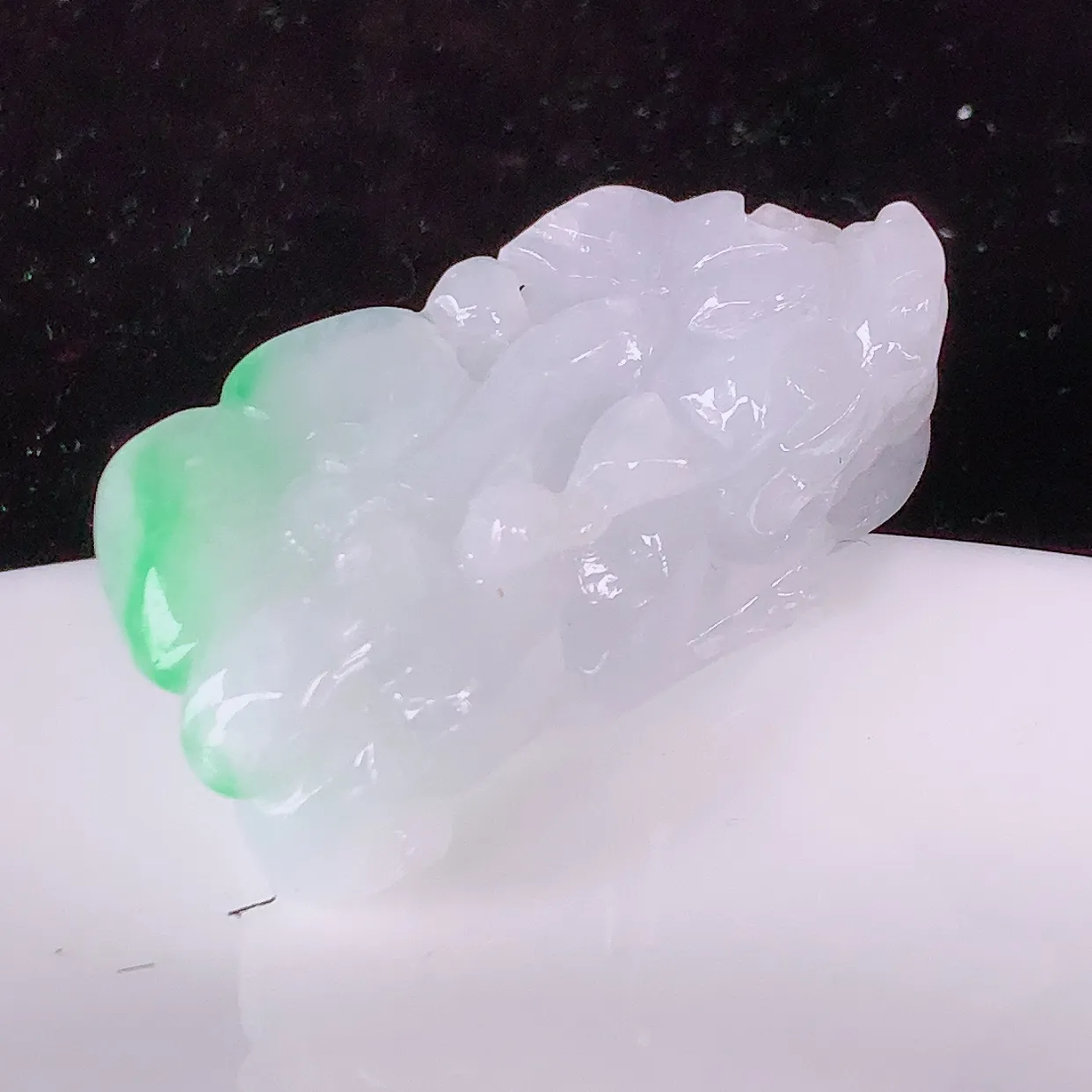 自然光实拍，飘绿翡翠招财貔貅吊坠，民间有“一摸貔貅运程旺盛，再摸貔貅财运滚滚三摸貔貅平步青云 ”的美好祝愿。#81.22