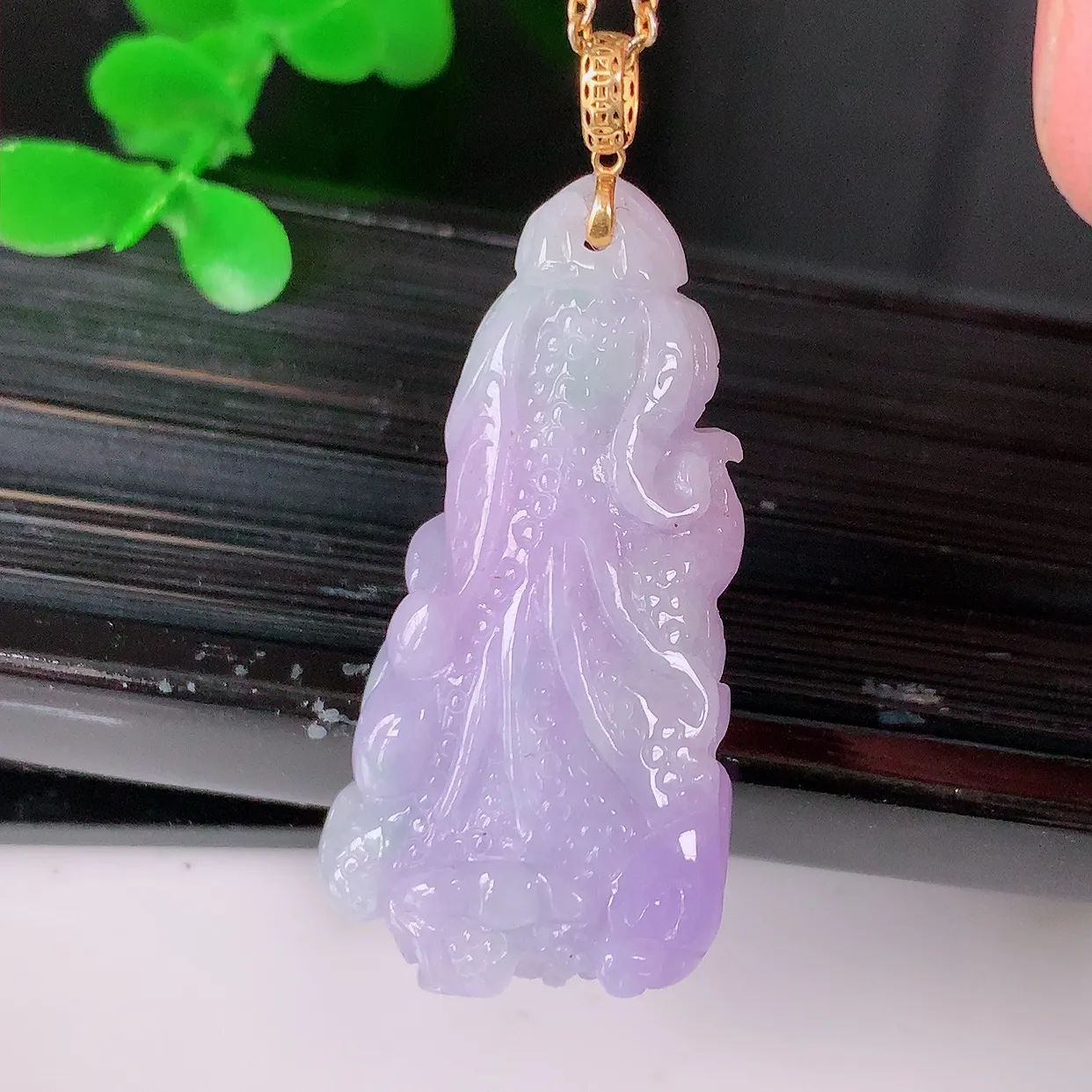 18K金镶嵌紫罗兰翡翠招百财白菜吊坠，百财聚来，财源滚滚，色泽鲜艳，精工水润的白菜， 性价比高！#1.22