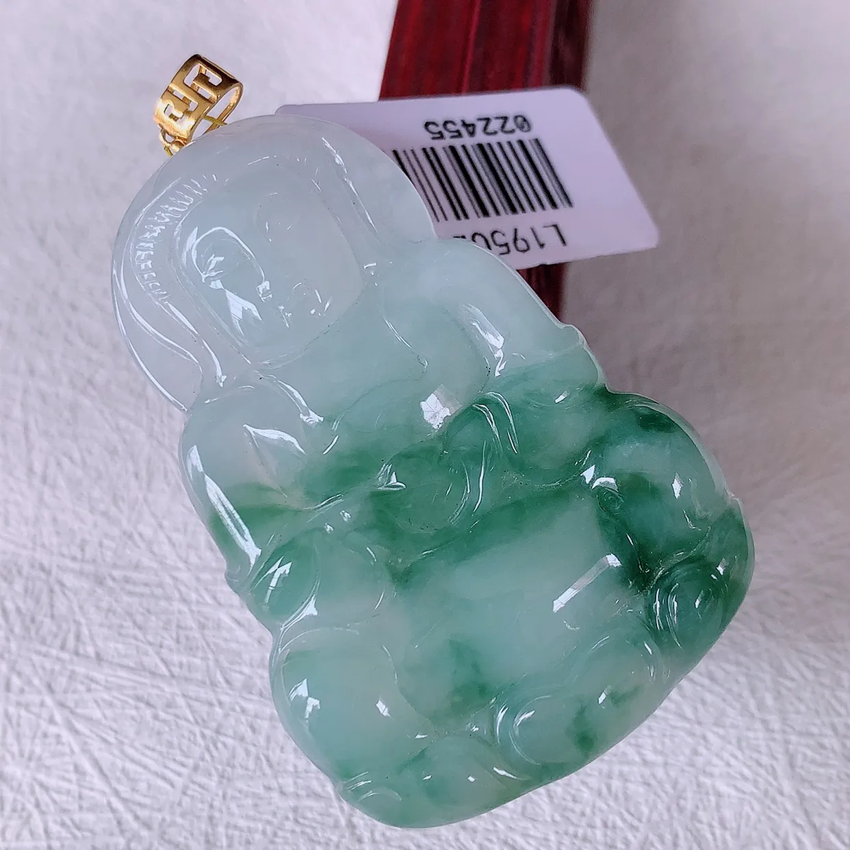 18K金镶嵌冰飘花翡翠观音菩萨吊坠，赐福翡翠观音，观音面相端庄，品相佳，佩戴气质！#35.16整体60裸石52.5*35* 5.5mm