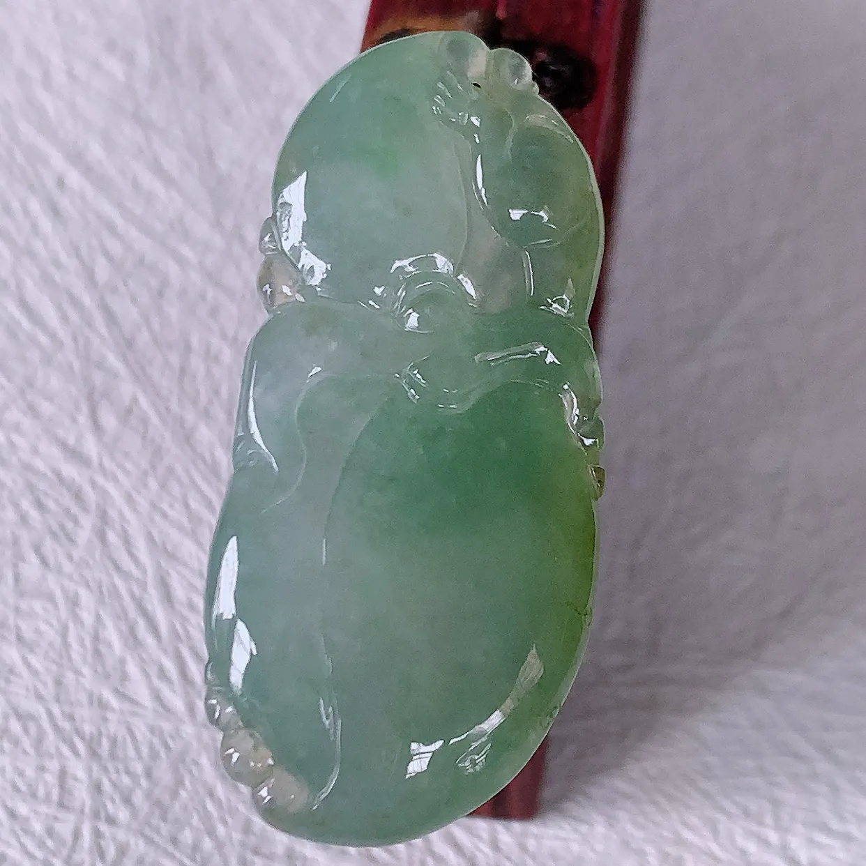 自然光实拍，冰种黄加绿翡翠招财福瓜吊坠，精美饱满福瓜，种水足形态圆润饱满，福相十足 ！#01.22