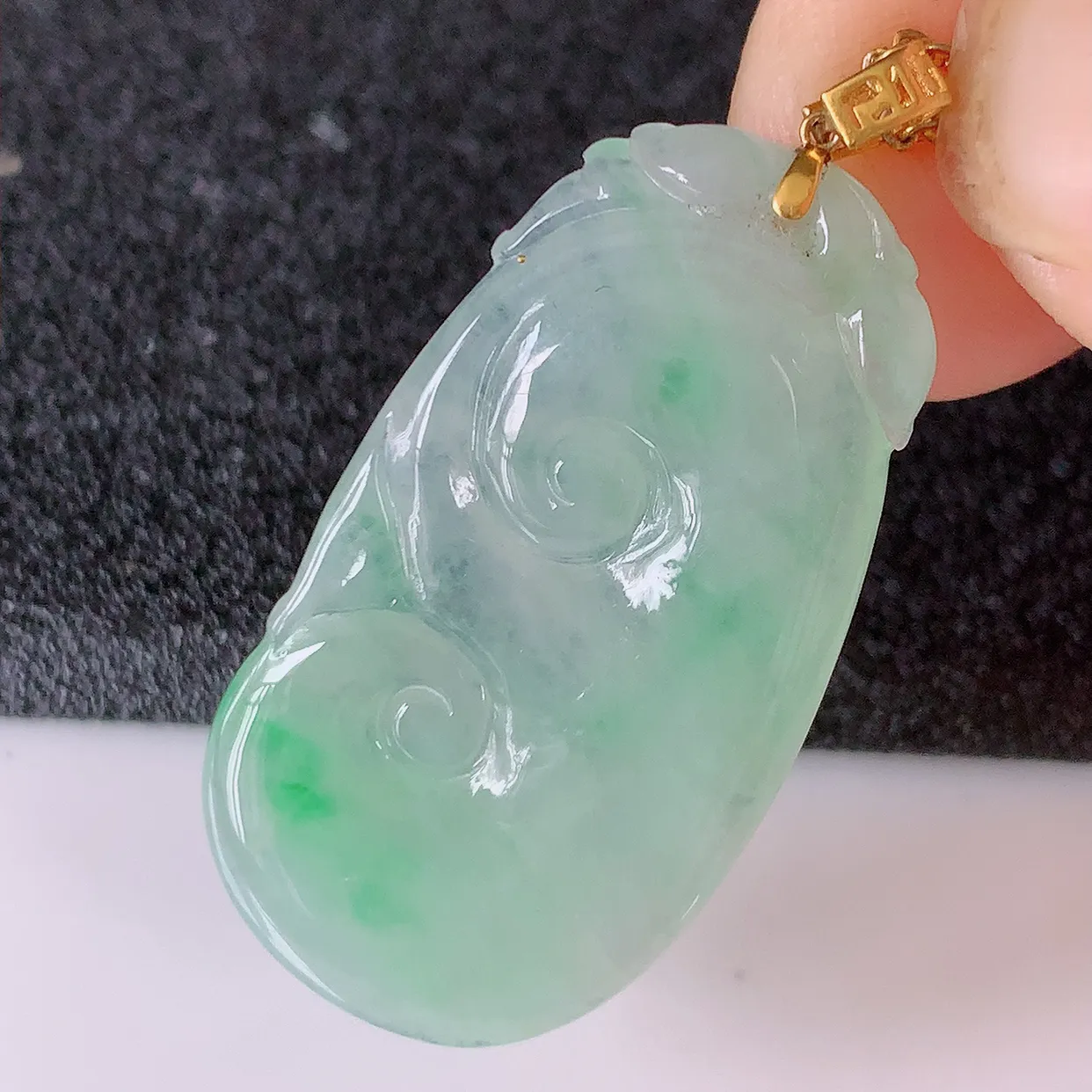 18K金镶嵌冰种飘绿翡翠如意吊坠，简单的镶嵌设计、让玉坠百搭又精致， 寓意着吉祥， 事事如意！#41.16