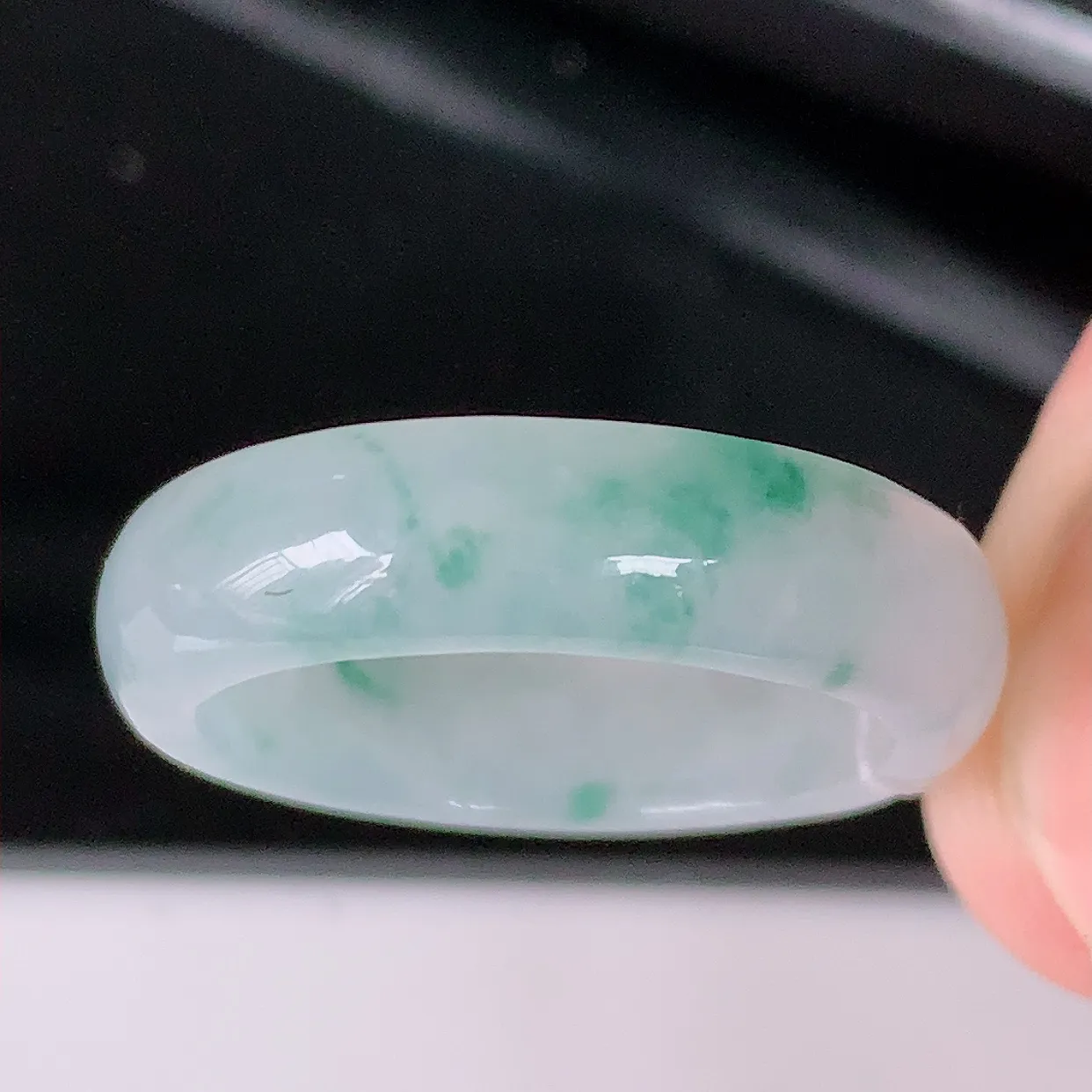 自然光实拍，18.8mm内径冰飘花翡翠指环，玉戒指，玉质莹润，好精美好冰润的指环，19圈口上手纤巧！#49.22尺寸18.8-5.5-3