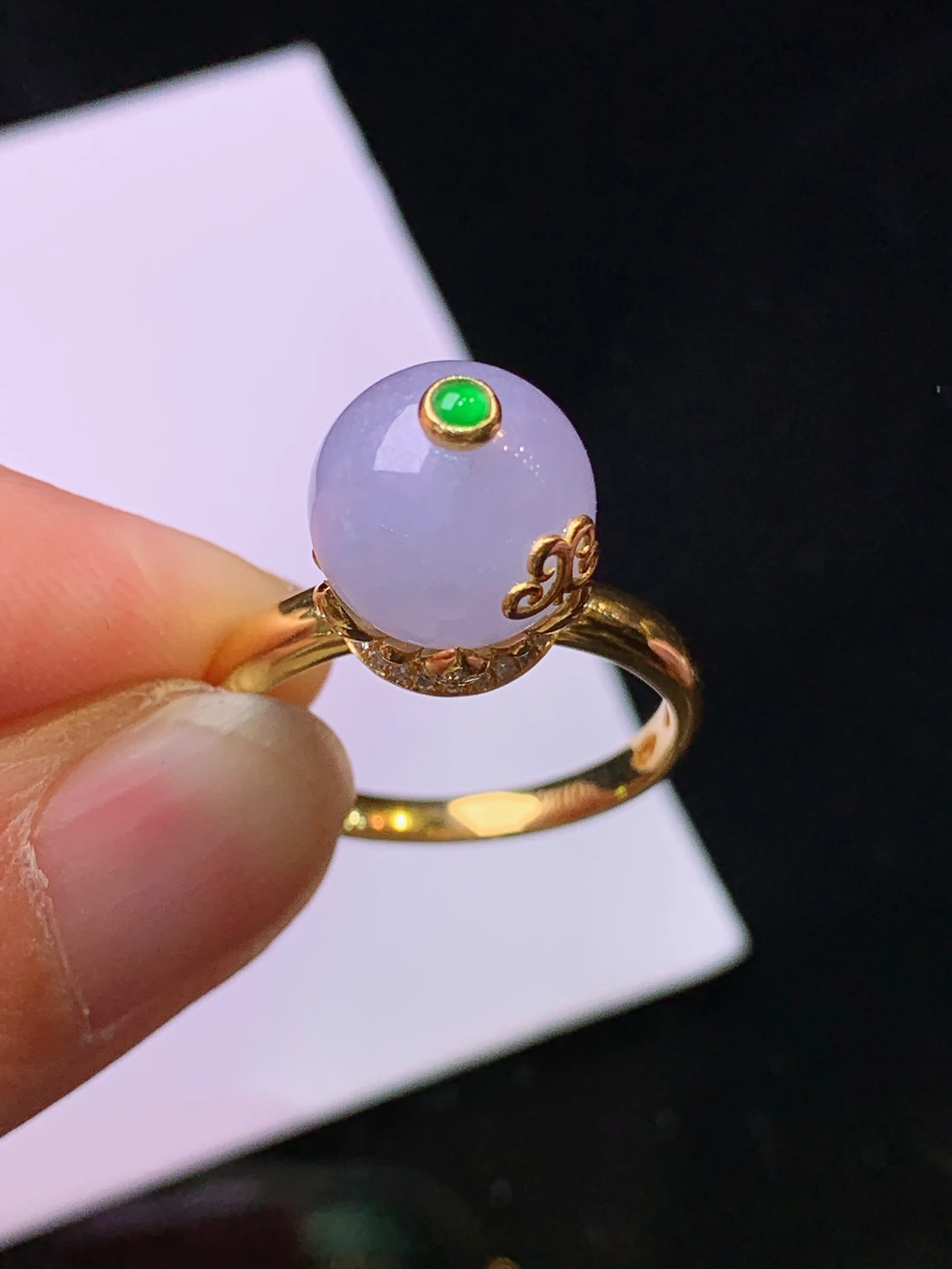 18k金钻镶嵌紫罗兰圆珠戒指 玉质细腻 色泽清新艳丽 圈口14 整体尺寸9.8