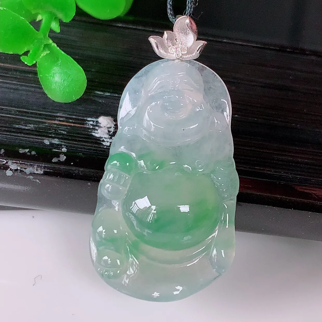 自然光实拍，18K金镶嵌冰种飘绿翡翠逍遥布袋佛吊坠，代代有钱，水足丰盈，盈满欢喜， 配戴送礼佳品！#