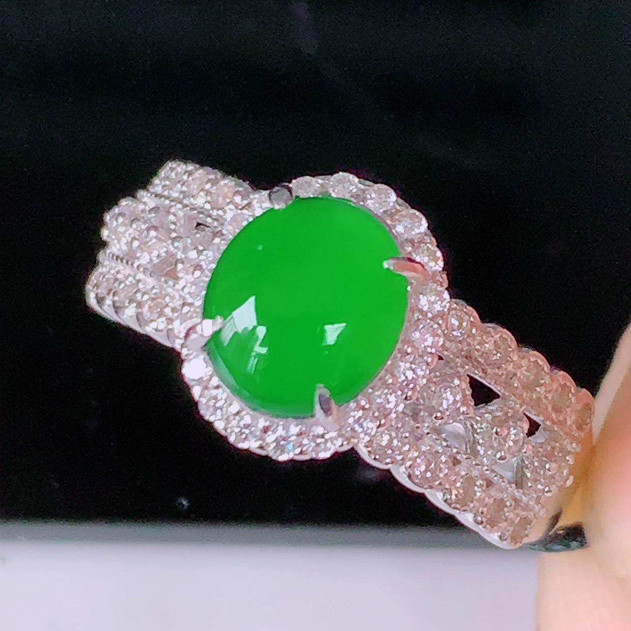 冰透满绿翡翠925银镶嵌戒指，自然光实拍，翠色灵动，颜色漂亮，种老水足，品相 佳，佩戴佳品！#97.22（圈口可调大小）整体25*17.8*6.6裸石8*6.6