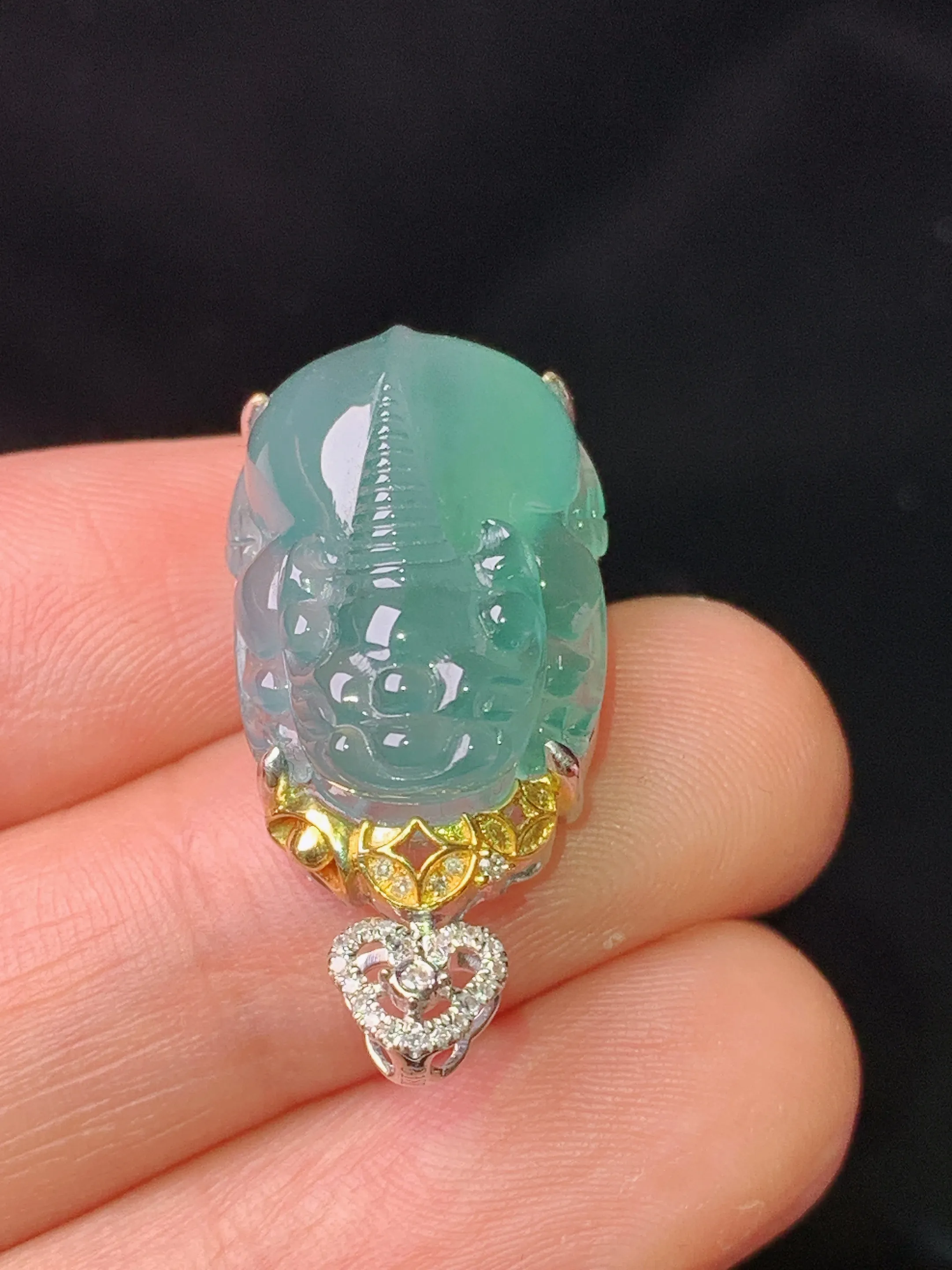 18k金钻镶嵌冰种貔貅吊坠 玉质细腻 色泽清新艳丽 整体尺寸27.2*13.7*10.5