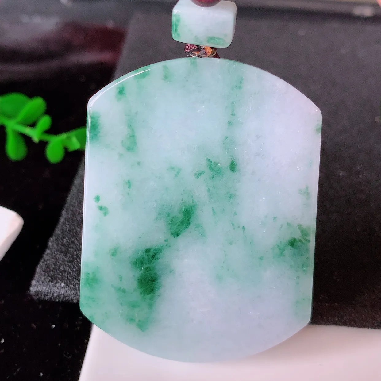 自然光实拍，冰润飘花翡翠平安无事牌吊坠，平平安安，翠色灵动， 佩戴平安时尚！#46.16