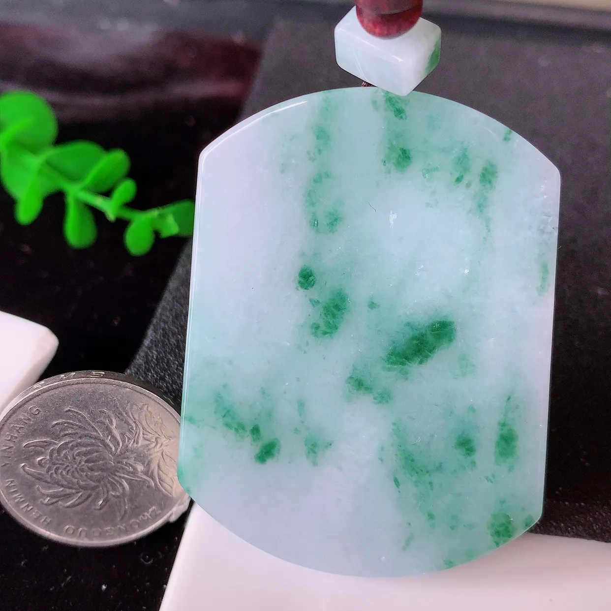 自然光实拍，冰润飘花翡翠平安无事牌吊坠，平平安安，翠色灵动， 佩戴平安时尚！#46.16