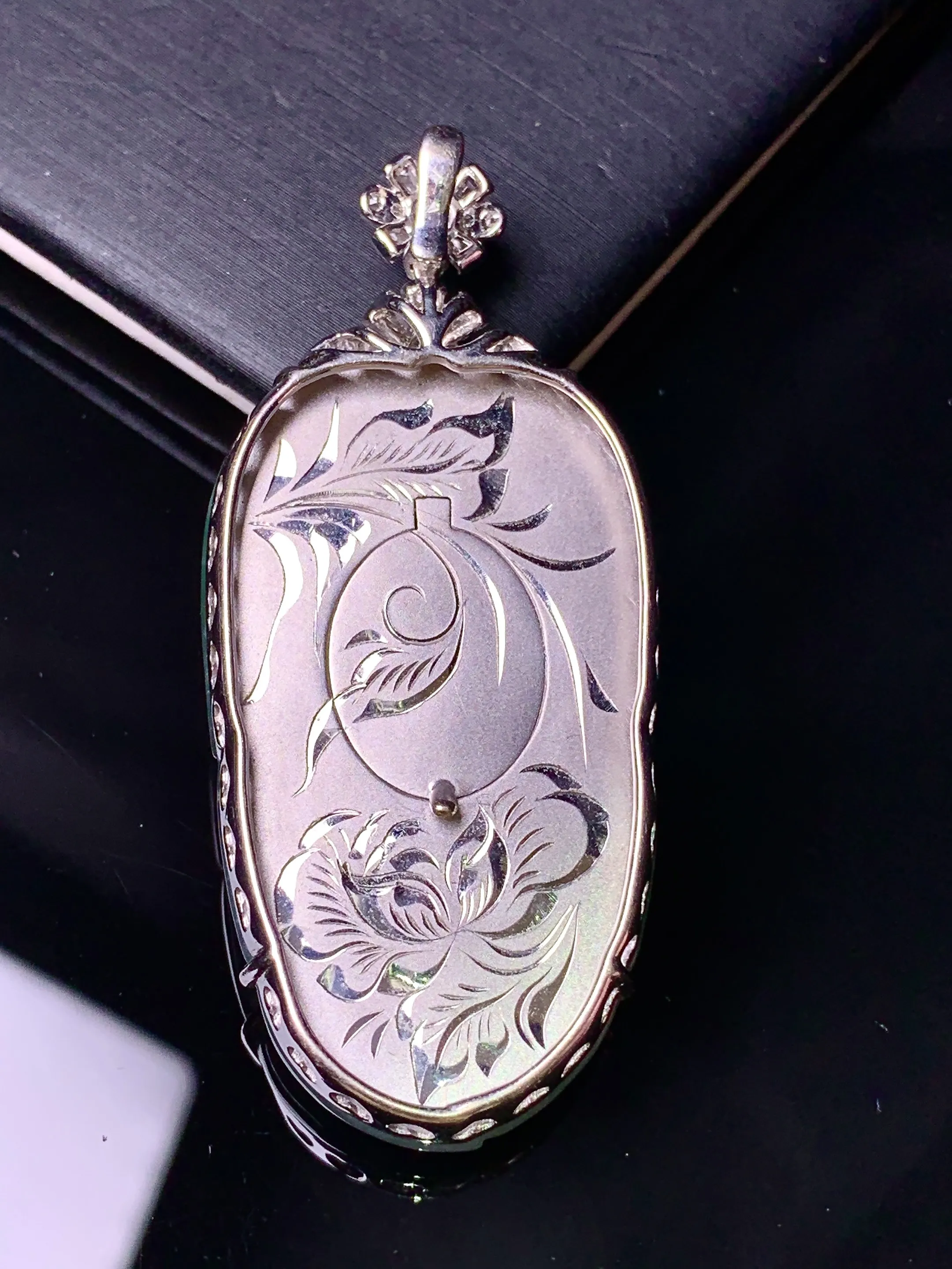 18k金钻镶嵌飘绿树叶吊坠 玉质细腻 色泽清新艳丽 整体尺寸53*23.3*7.3