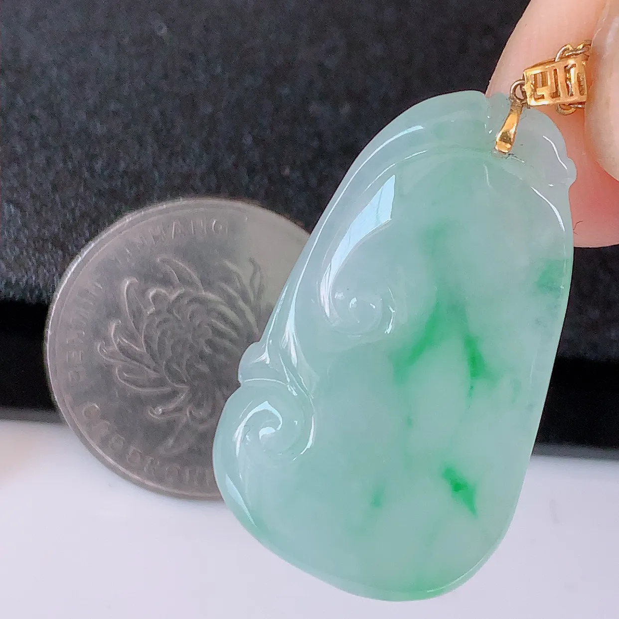 18k金镶嵌冰种飘绿翡翠如意吊坠，款式新颖时尚，日常百搭的款。清秀高雅，佩戴优雅高贵！#41.22