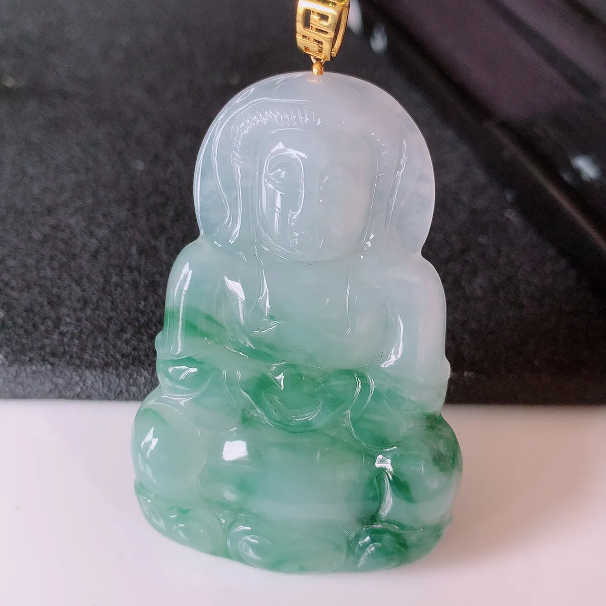 18k金镶嵌冰飘花翡翠观音菩萨吊坠，沁人心脾，精致典雅的设计，为佩戴者，增添色彩，送礼自留都是佳品选择！#35.16整体60 裸石52.5*35*5.5mm