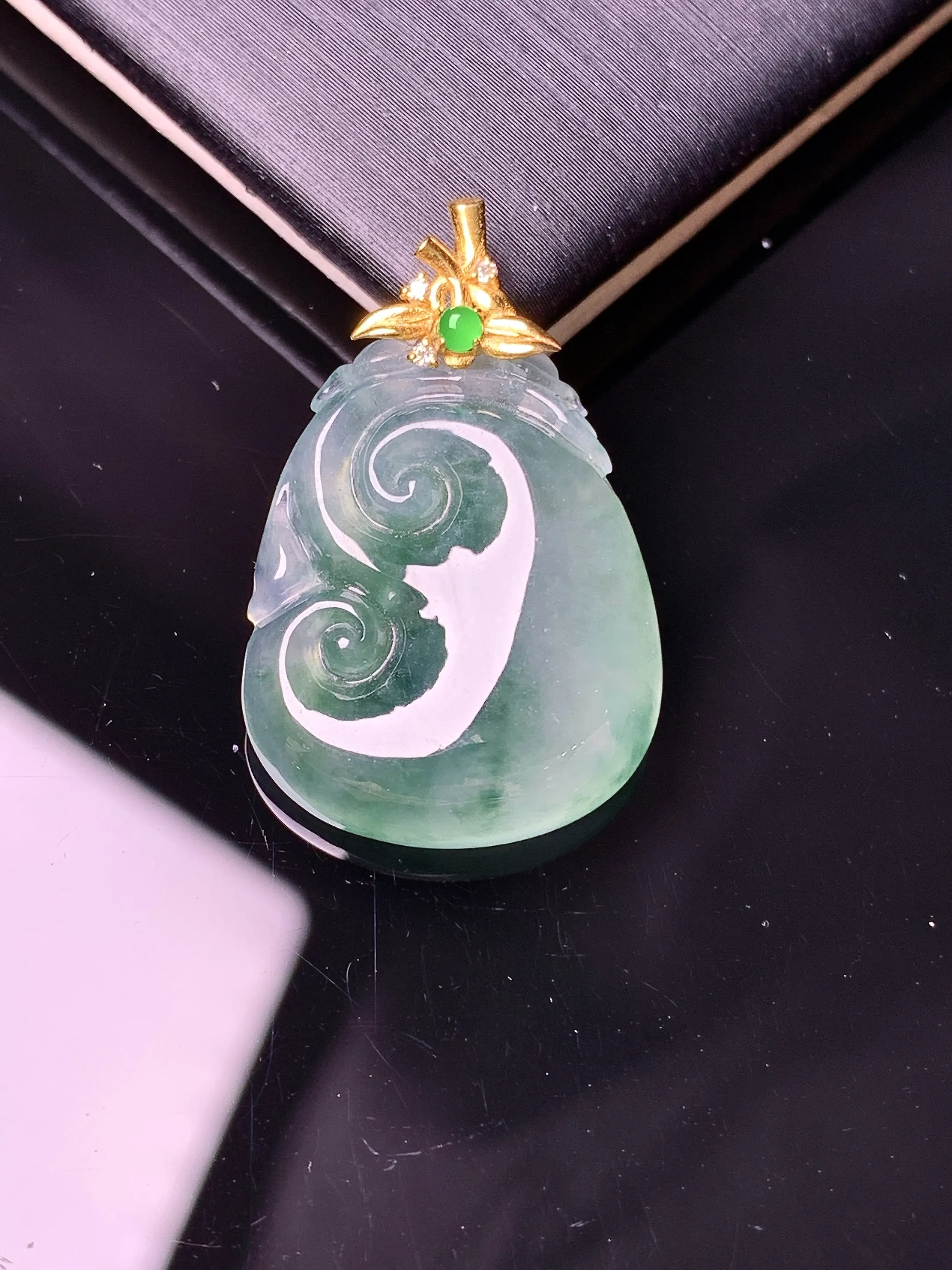 18k金镶嵌冰种如意吊坠 玉质细腻 色泽清新艳丽 整体尺寸27.3*17.4*5.2