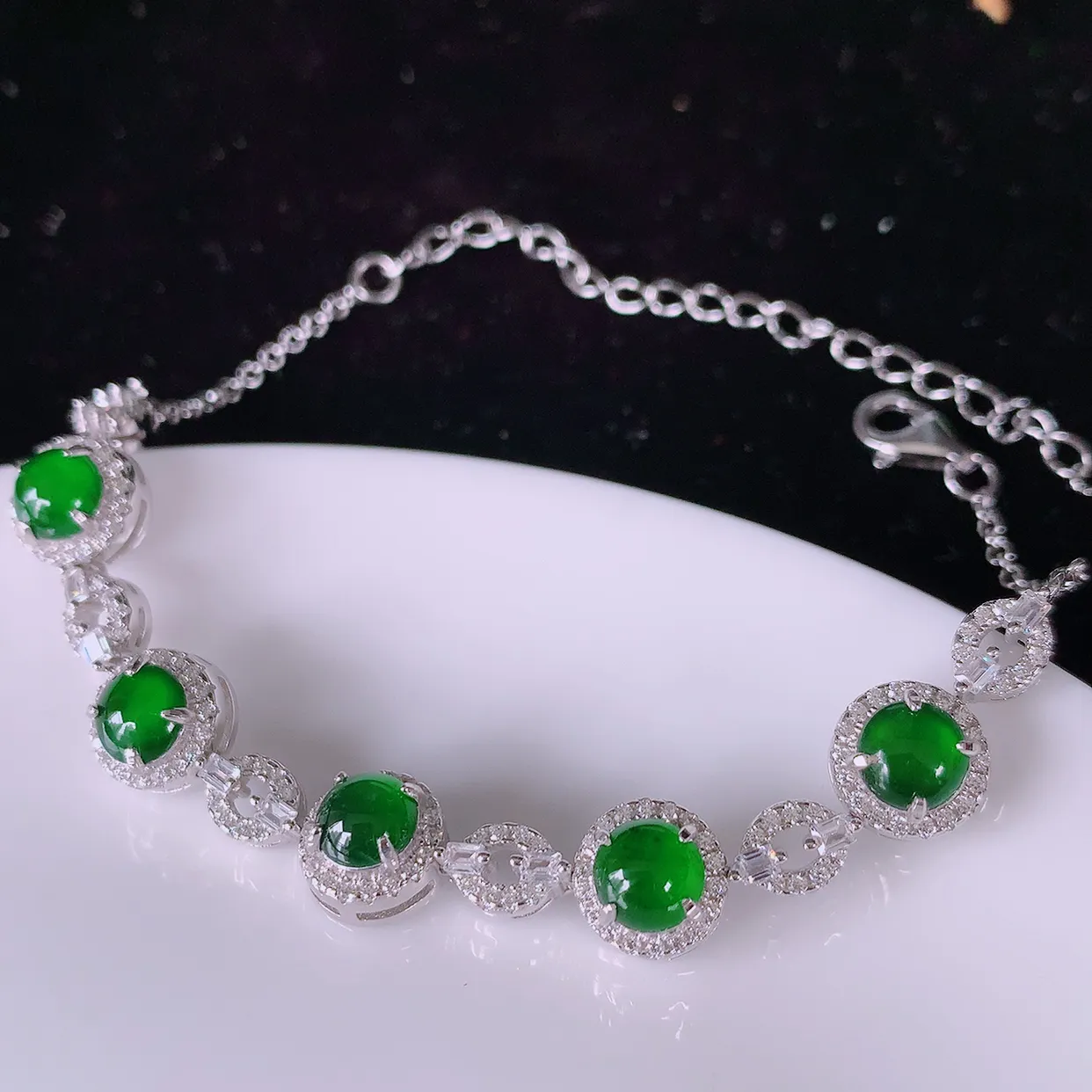 冰透满绿翡翠925银镶嵌手链，自然光实拍，翠色灵动，颜色漂亮，种老水足，品相佳，佩戴佳品！#97.16取一整体8*8*5.5 裸石 5.5*5.5