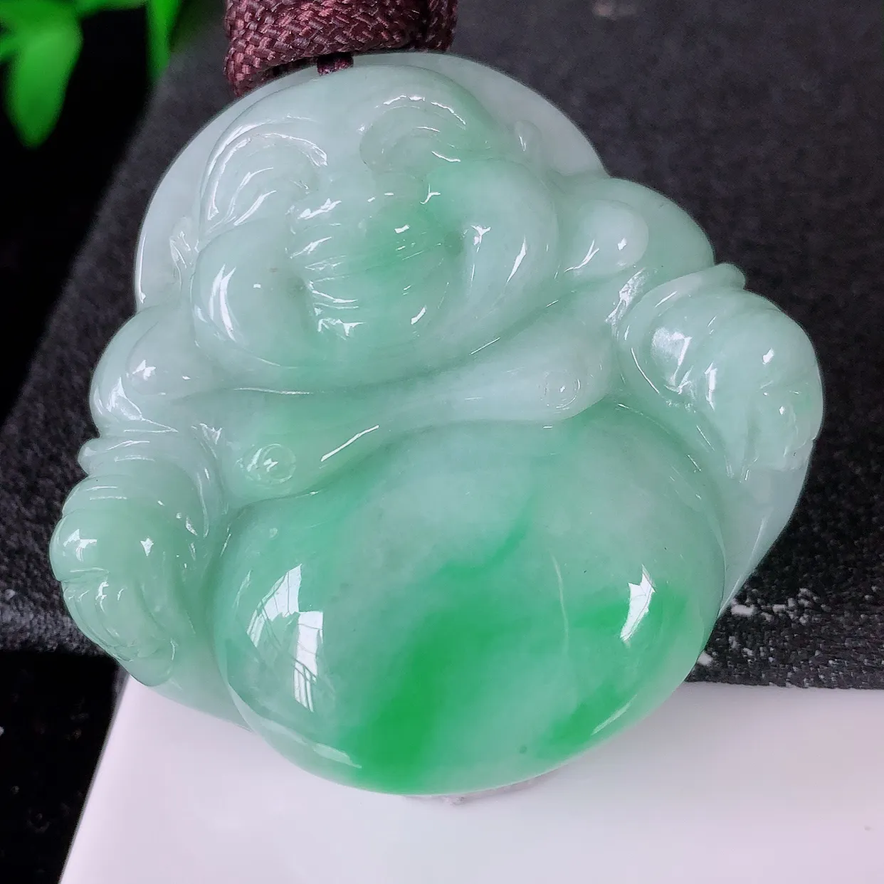 自然光实拍，大件厚装冰润飘绿翡翠佛公吊坠，开心笑佛，种老水足，颜色漂亮， 立体饱满圆润， 佩戴效果赞#46.16