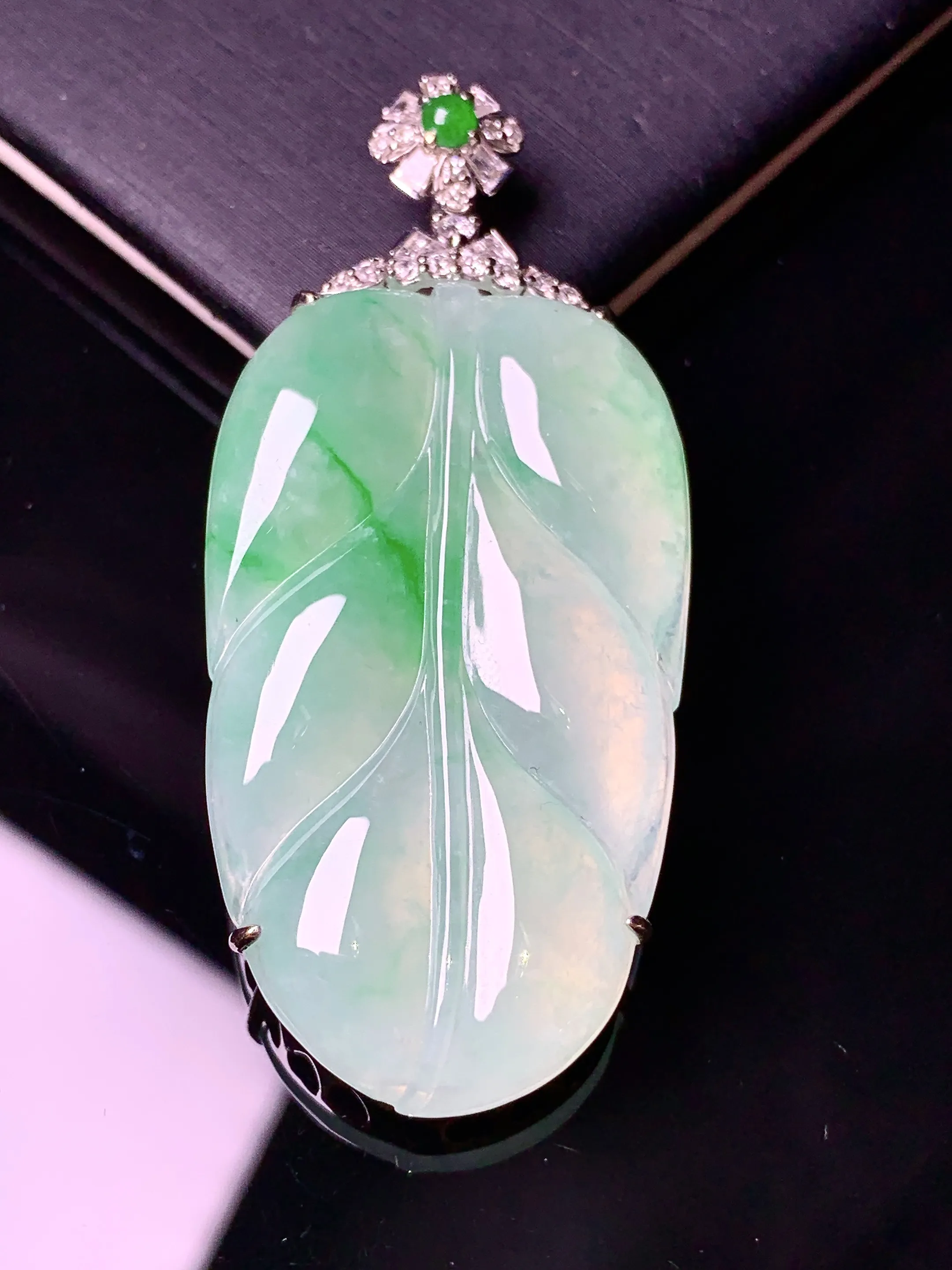 18k金钻镶嵌飘绿树叶吊坠 玉质细腻 色泽清新艳丽 整体尺寸53*23.3*7.3