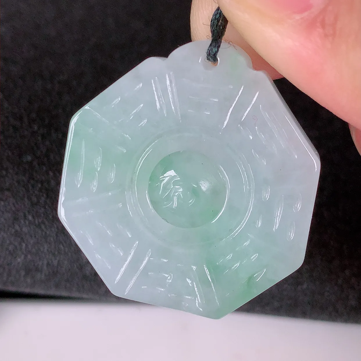 自然光实拍，水润飘绿翡翠招财八卦吊坠，翠色灵动，玉质细腻，颜色漂亮，品相佳佩戴佳品！#46.22