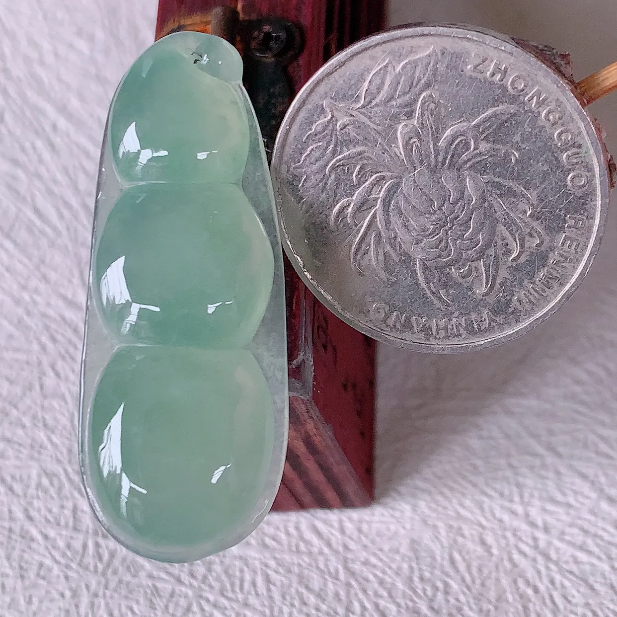 自然光实拍，冰种淡绿翡翠四季豆吊坠，平安豆福豆玉坠，冰润通透， 豆粒饱满，寓意：豆蔻年华！#01.22