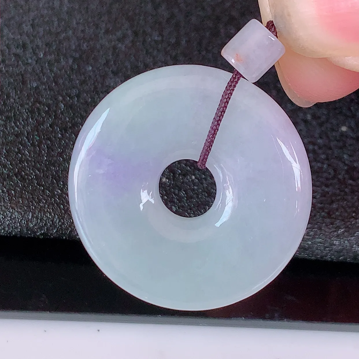 自然光实拍，冰润紫罗兰平安扣翡翠吊坠，翠色灵动，佩戴效果时尚出众，尽显气质，玉质细腻，美感十足。#41.22