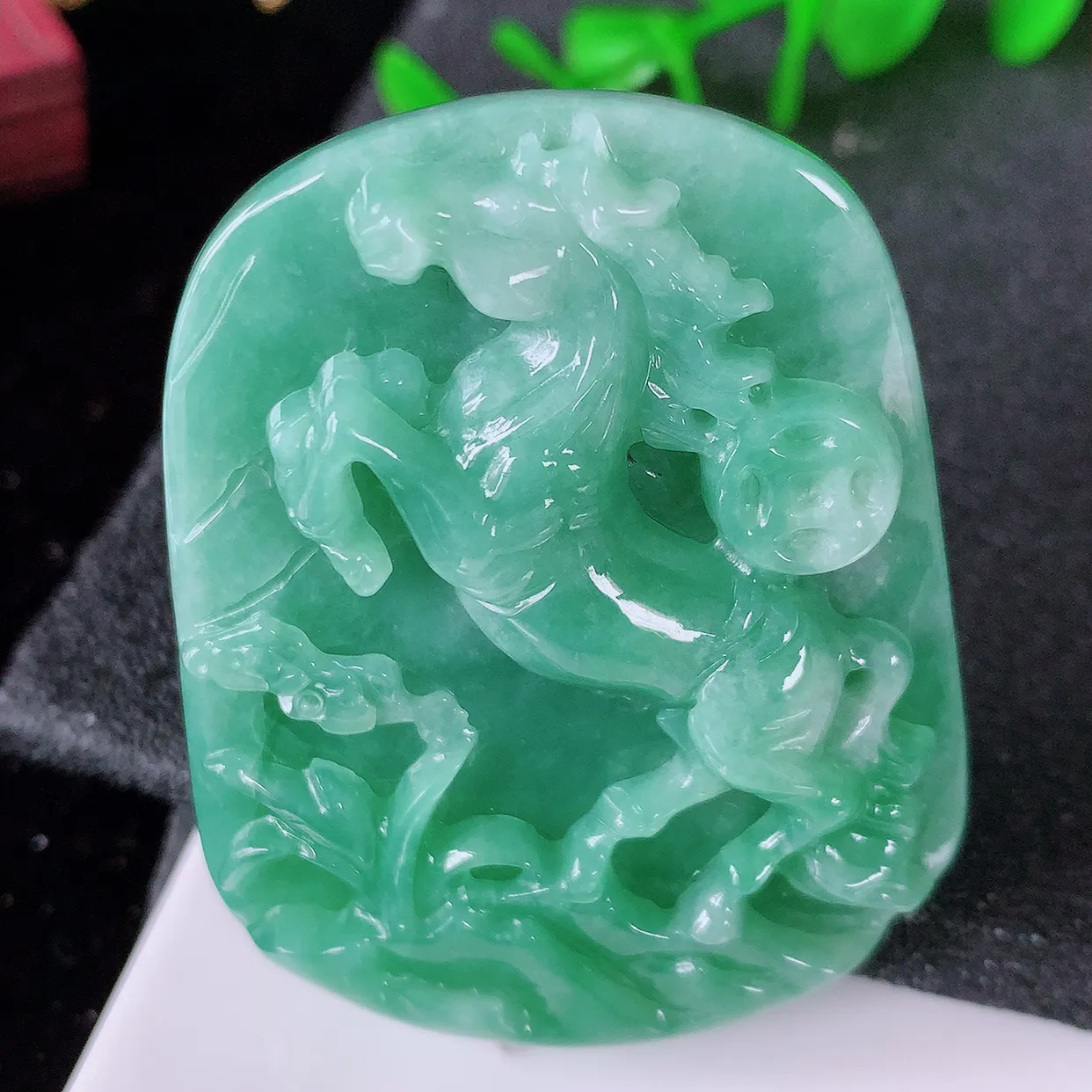 自然光实拍，冰润满绿翡翠生肖马牌吊坠，翠色灵动，佩戴效果时尚出众，尽显气质， 玉质细腻， 美感十足。