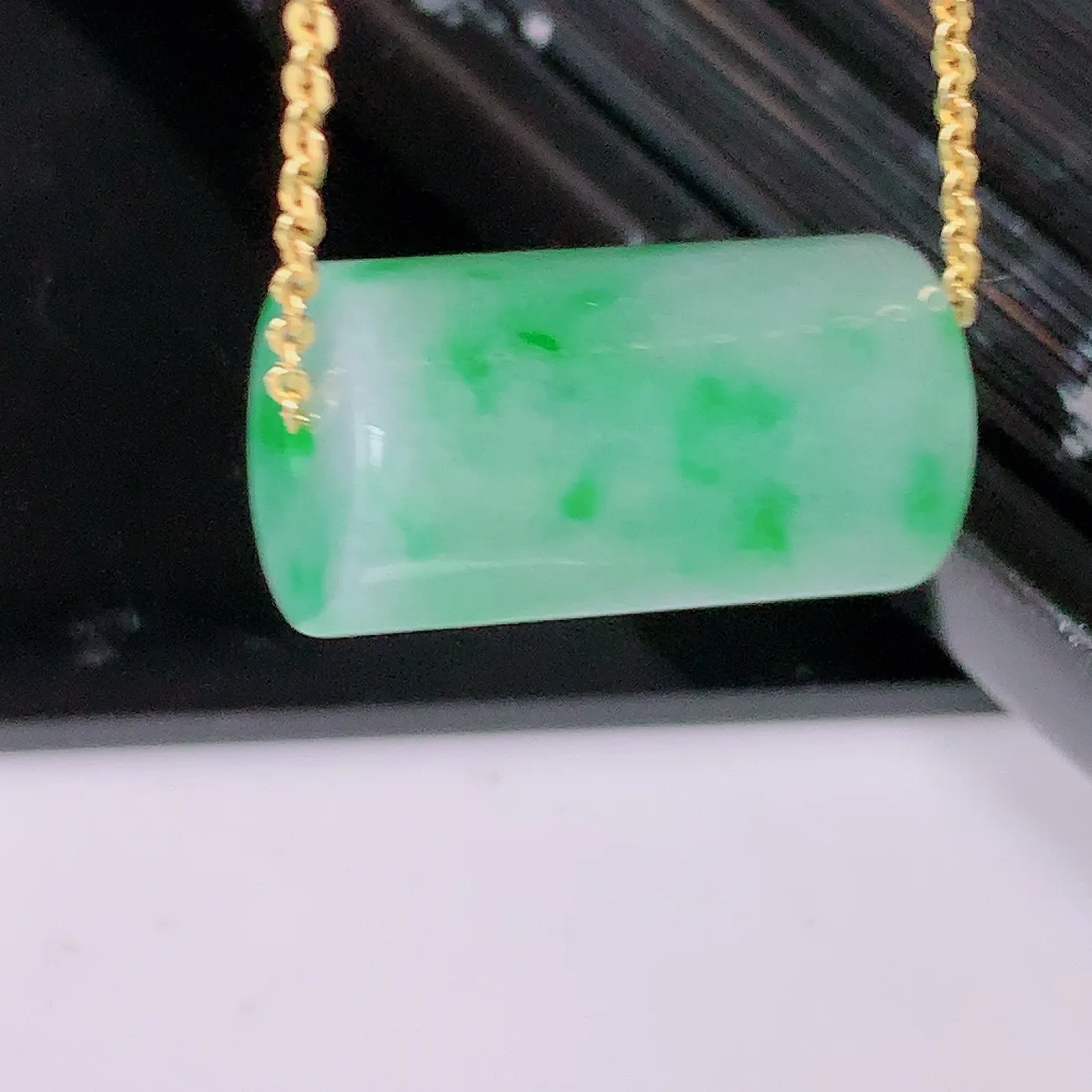 自然光实拍，冰润飘绿翡翠路路通吊坠，寓意时来运转、财源滚滚，款式新颖时尚，日常百搭的款！ 配图银链#