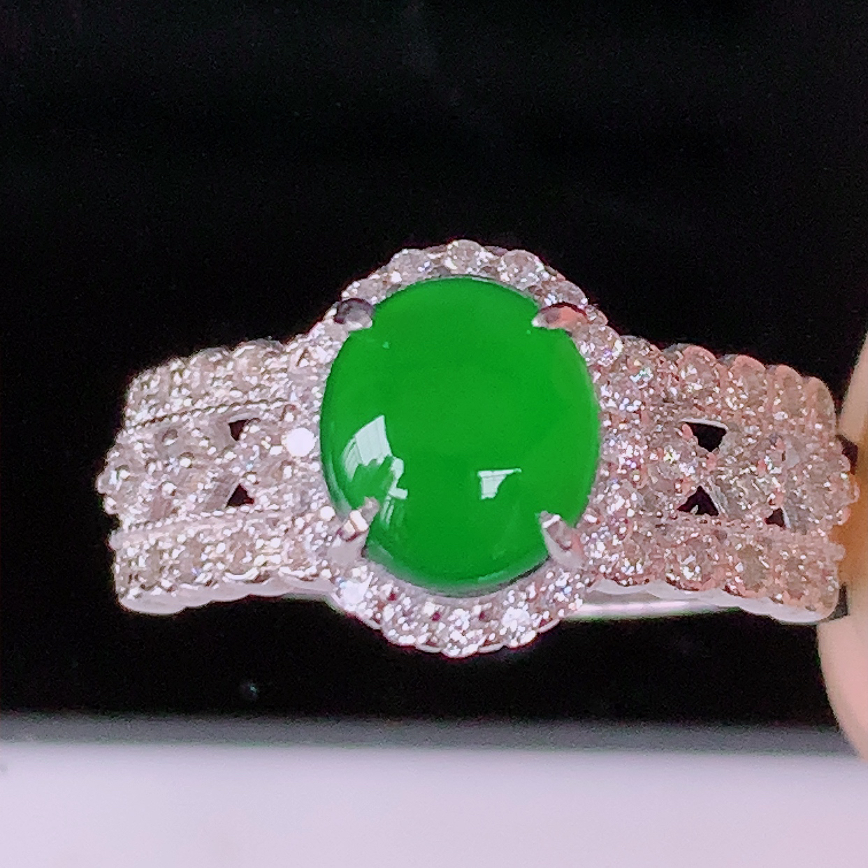 冰透满绿翡翠925银镶嵌戒指，自然光实拍，翠色灵动，颜色漂亮，种老水足，品相 佳，佩戴佳品！#97.22（圈口可调大小）整体25*17.8*6.6裸石8*6.6