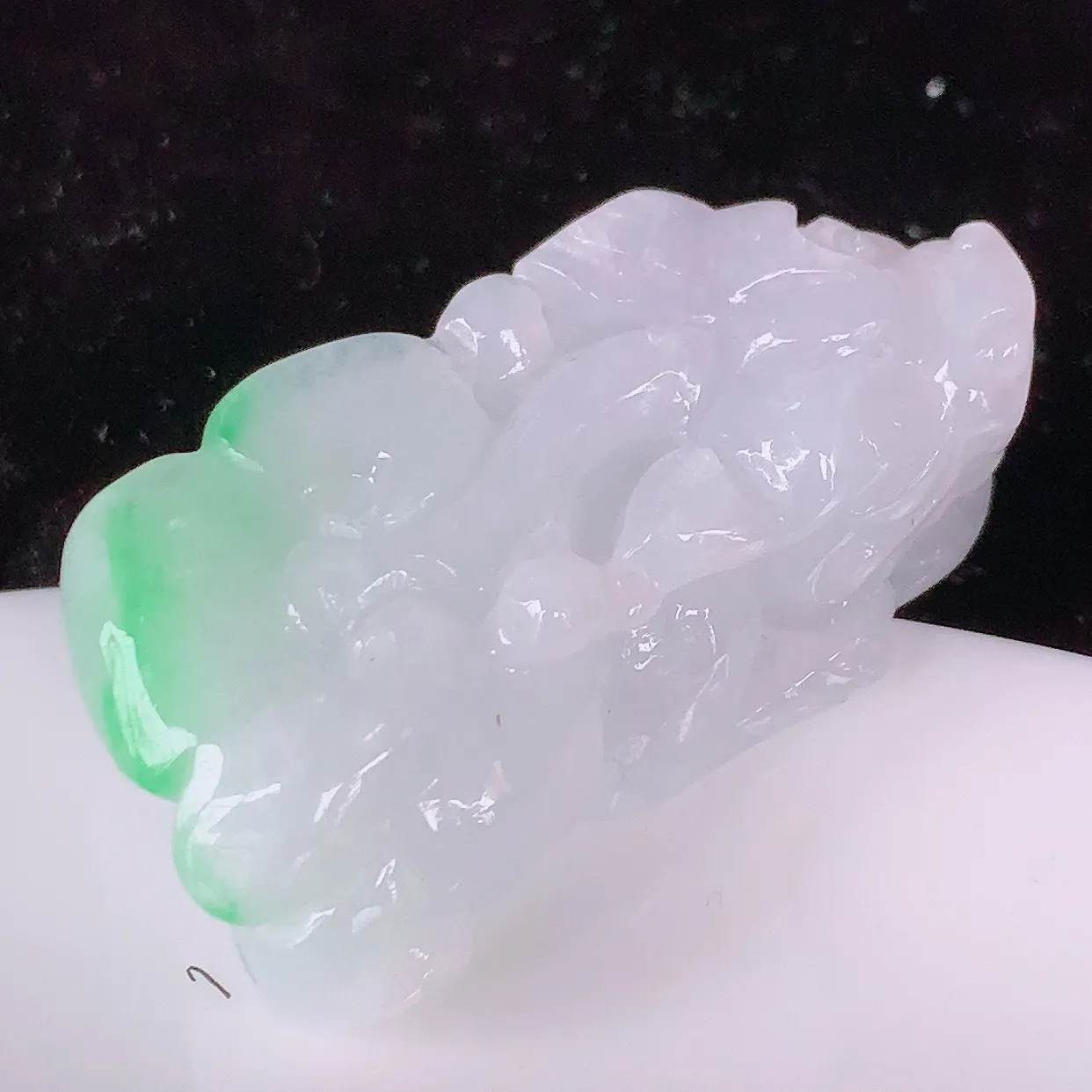 自然光实拍，飘绿翡翠招财貔貅吊坠，民间有“一摸貔貅运程旺盛，再摸貔貅财运滚滚三摸貔貅平步青云 ”的美好祝愿。#81.22