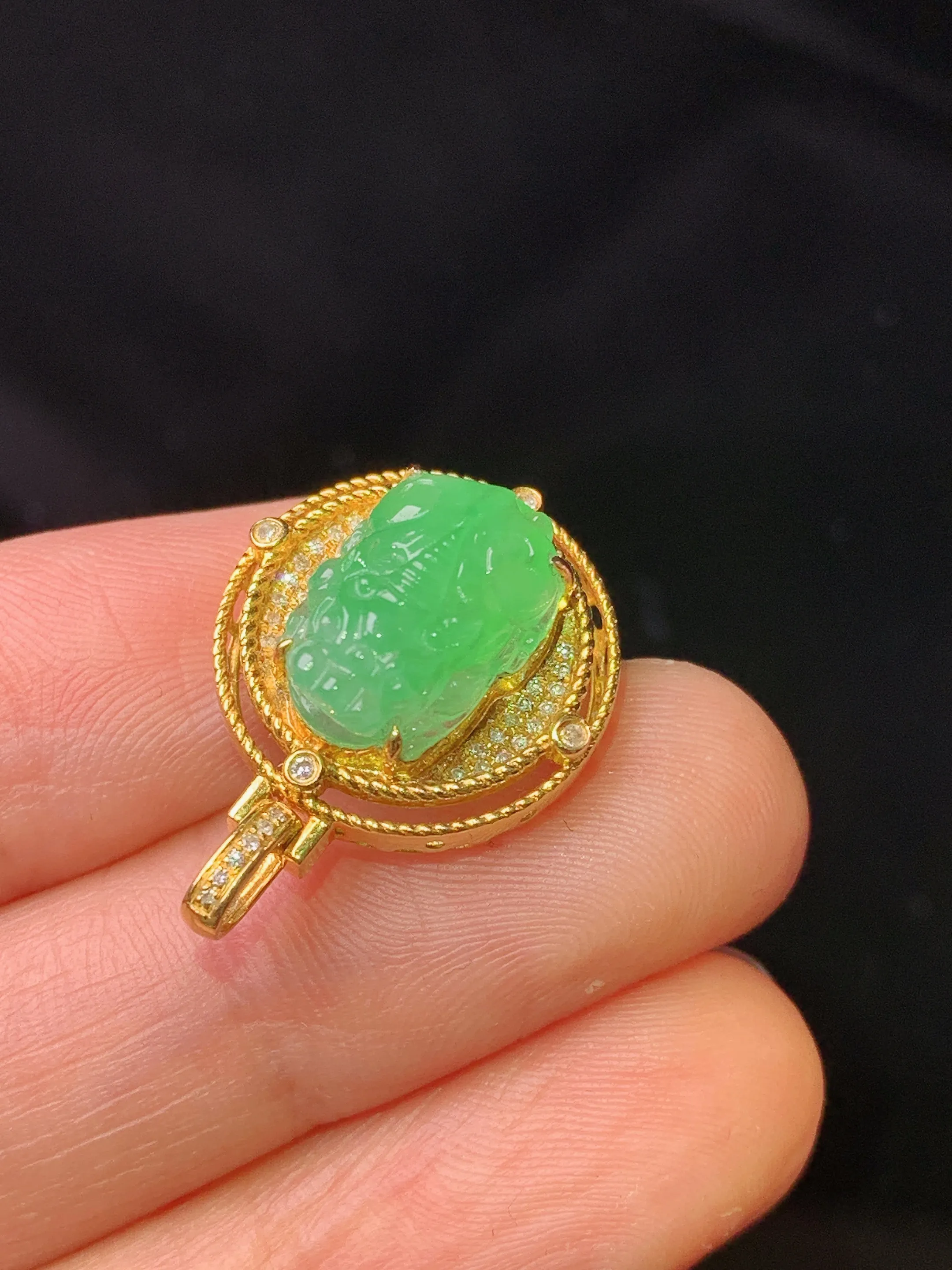 18k金钻镶嵌翠绿貔貅吊坠 玉质细腻 色泽清新艳丽 整体尺寸22.2*16.1*9.6