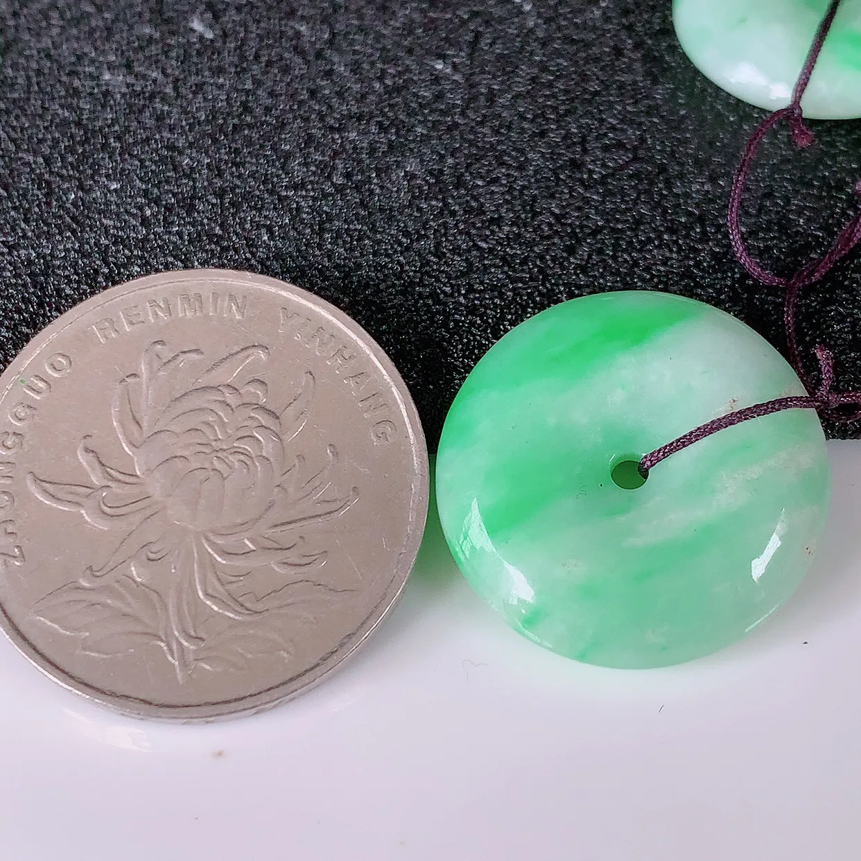 自然光实拍，水润飘绿翡翠一对平安扣吊坠，品相佳，美感十足，寓意平平安安，佩戴精美时尚！#49.16尺寸20.5*5mm