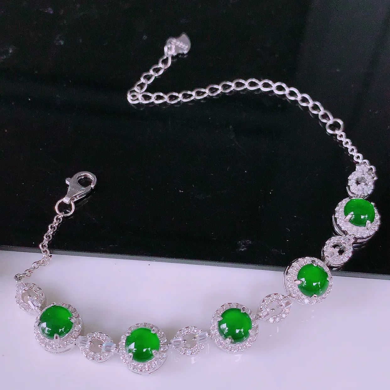 冰透满绿翡翠925银镶嵌手链，自然光实拍，翠色灵动，颜色漂亮，种老水足，品相 佳，佩戴佳品！#97.22取一整体8-8-6裸石5.5*5.5