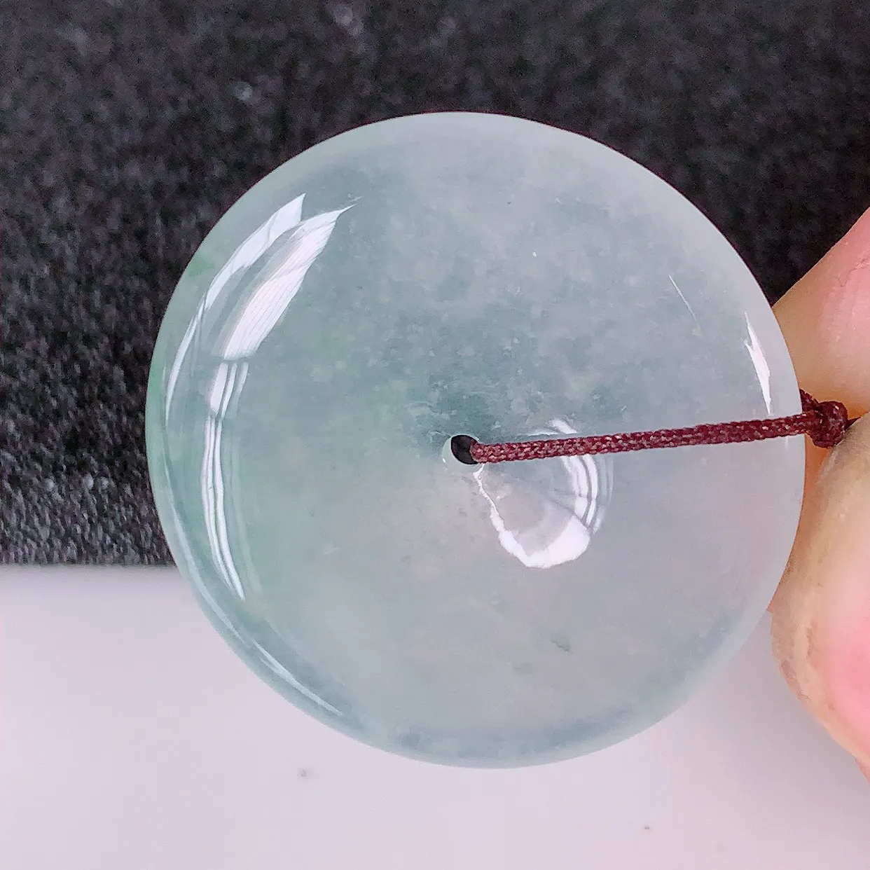 自然光实拍，冰种翡翠平安扣吊坠，平安是福；冰透，很美的料子，佩戴优雅迷人！#41.16