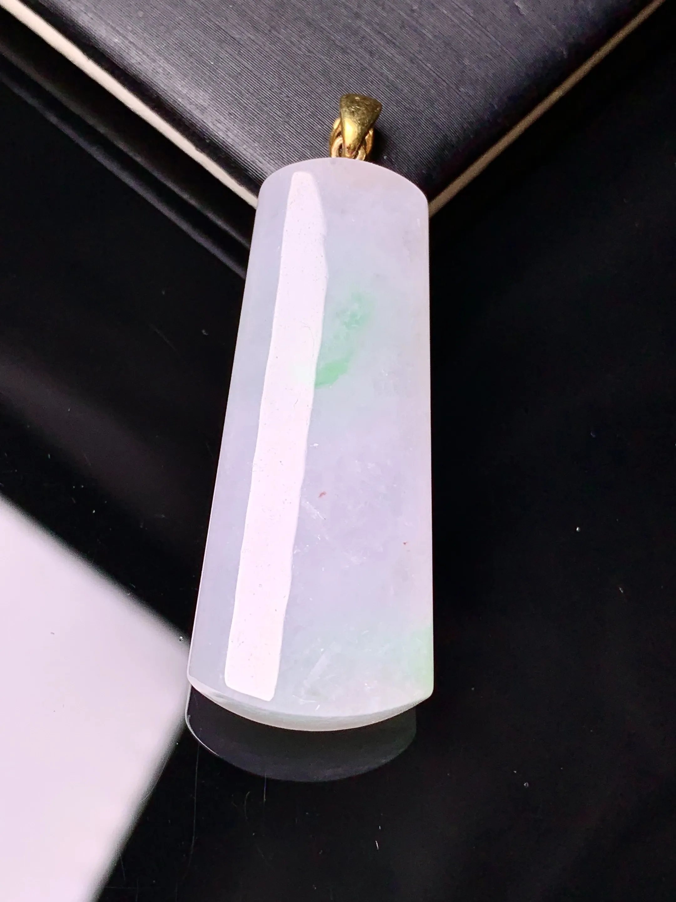 18k金镶嵌飘绿玉柱吊坠 玉质细腻 色泽清新艳丽 整体尺寸42.3*14.7*7