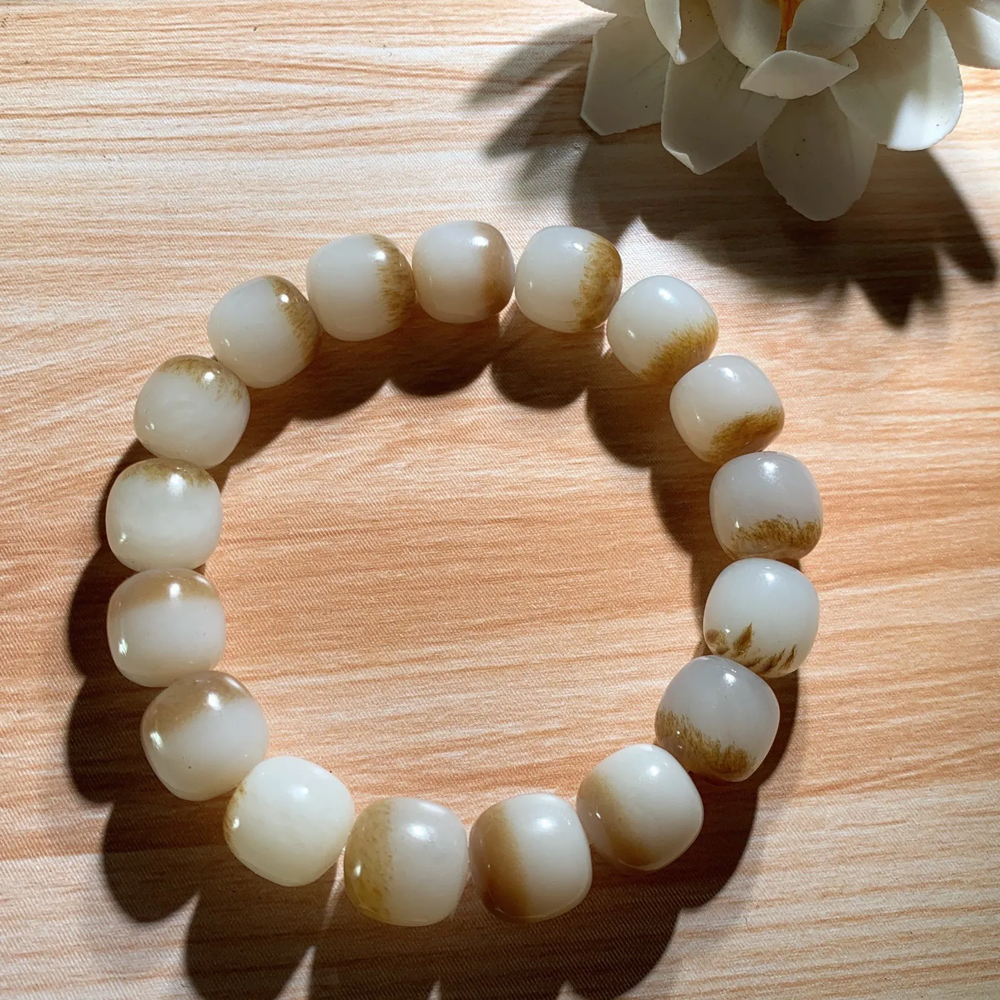 新疆和田玉且末糖老型珠手串 单颗尺寸12！玉质细腻油润。手推出油。佩戴高端典雅。lt260126