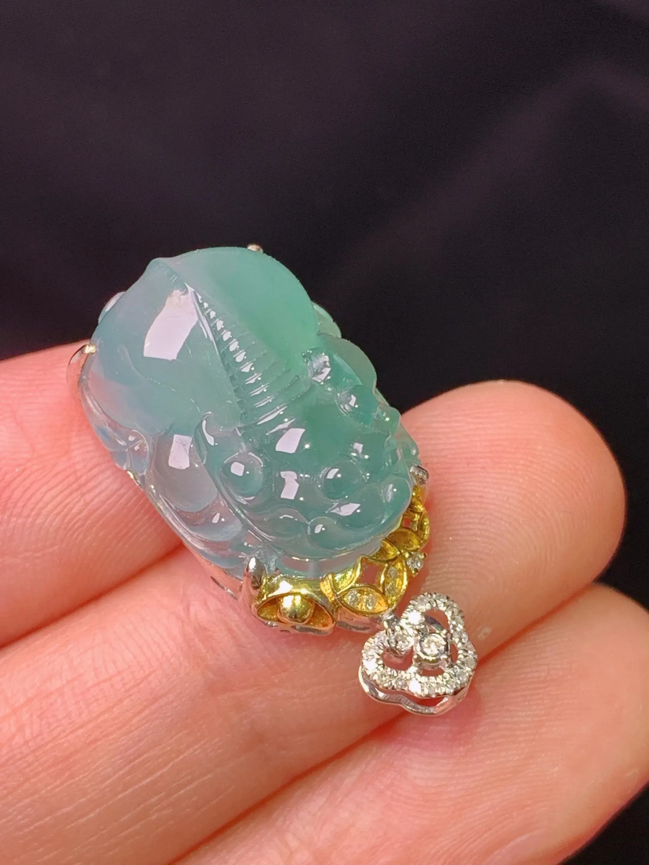 18k金钻镶嵌冰种貔貅吊坠 玉质细腻 色泽清新艳丽 整体尺寸27.2*13.7*10.5