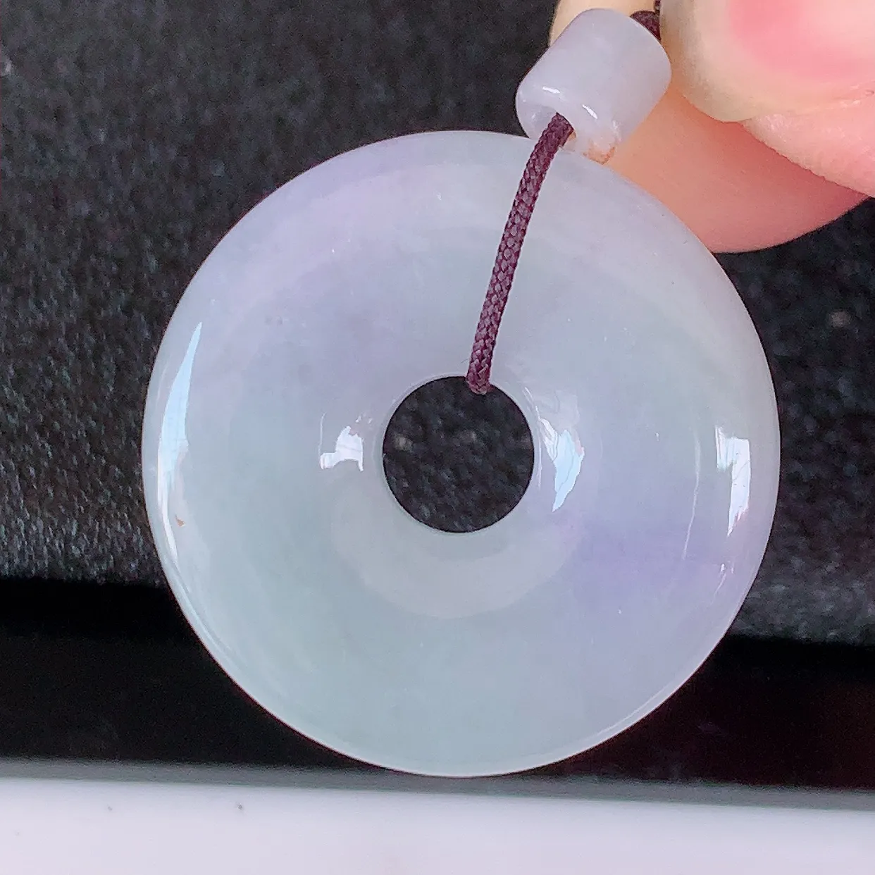 自然光实拍，冰润紫罗兰平安扣翡翠吊坠，翠色灵动，佩戴效果时尚出众，尽显气质，玉质细腻，美感十足。#4