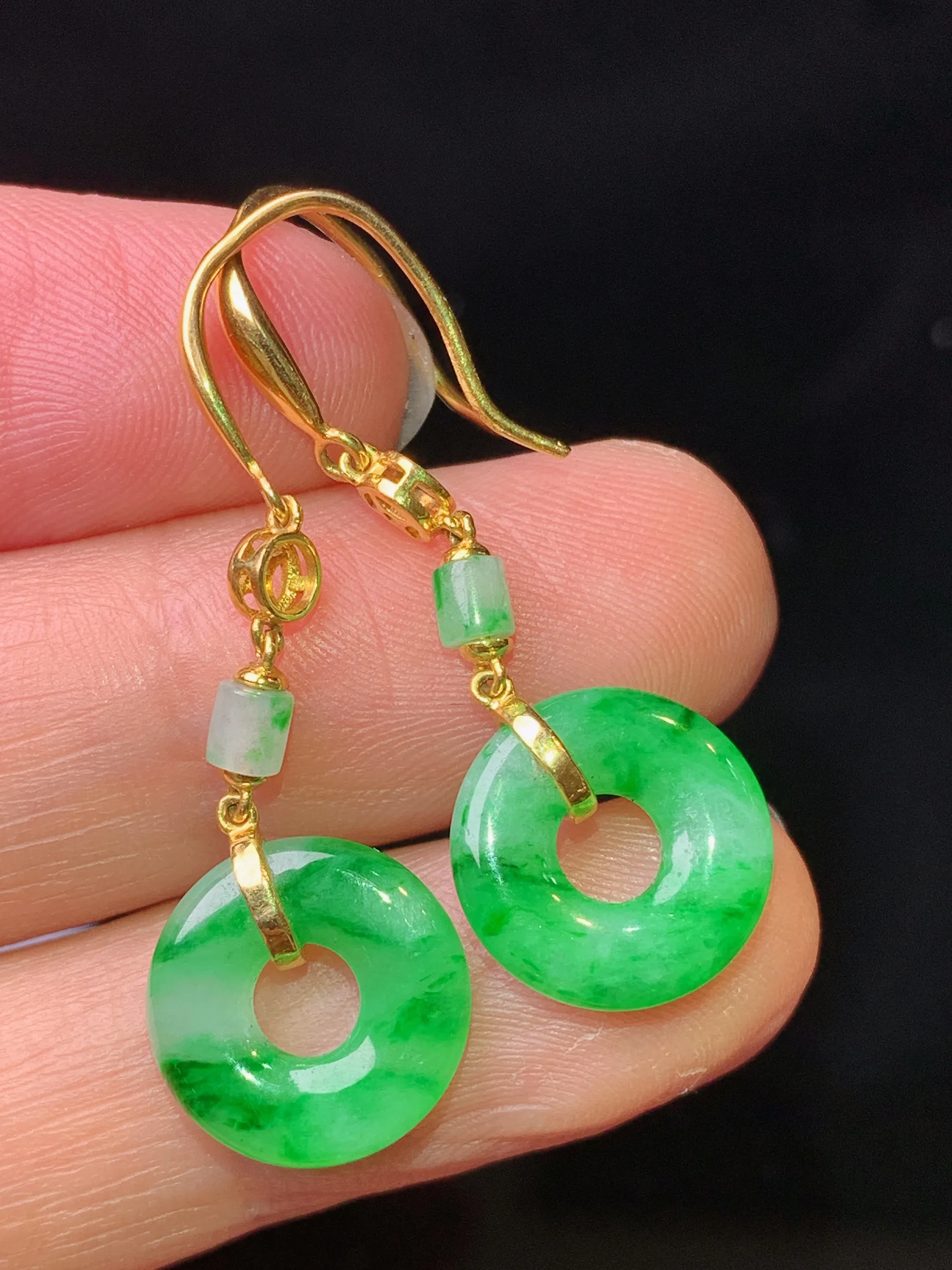 18k金镶嵌翠绿平安扣耳坠 玉质细腻 色泽清新艳丽 整体尺寸37*12*2.8