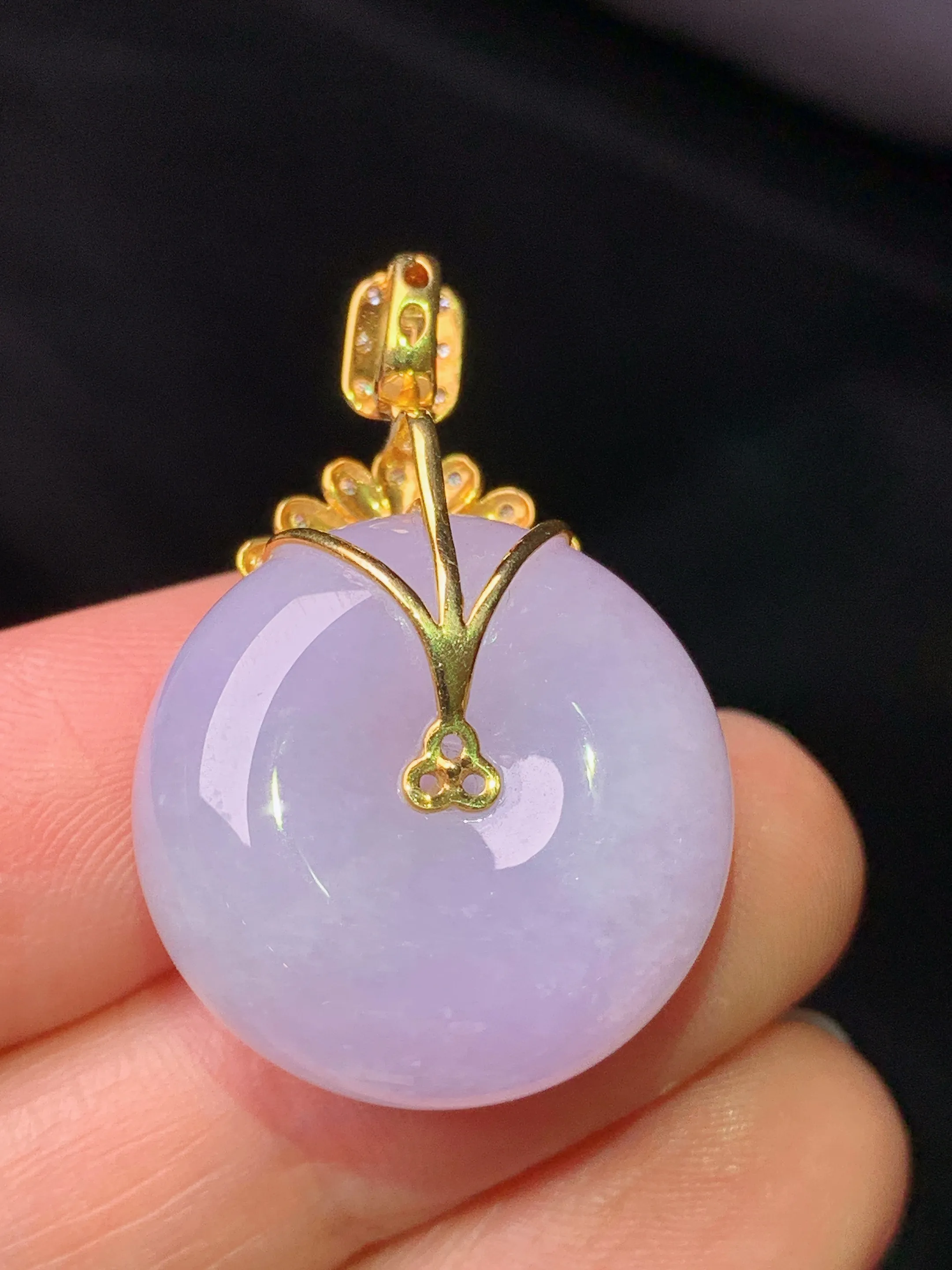 18k金钻镶嵌紫罗兰平安扣吊坠 玉质细腻 色泽清新艳丽 整体尺寸31.2*21*10.3