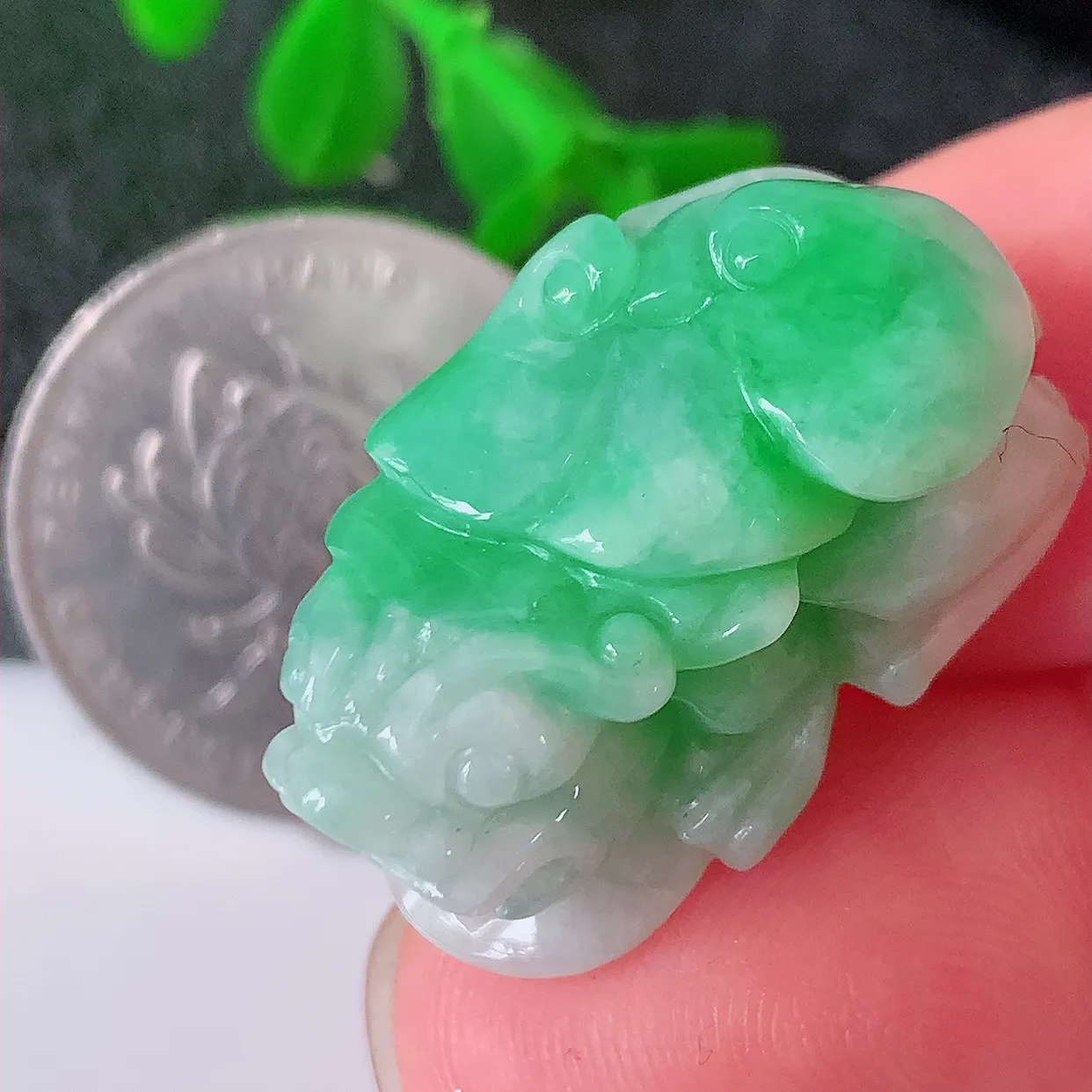 自然光实拍，水润飘绿翡翠招财貔貅吊坠，翠色灵动，玉质细腻，颜色漂亮， 品相佳， 佩戴佳品！#87.16