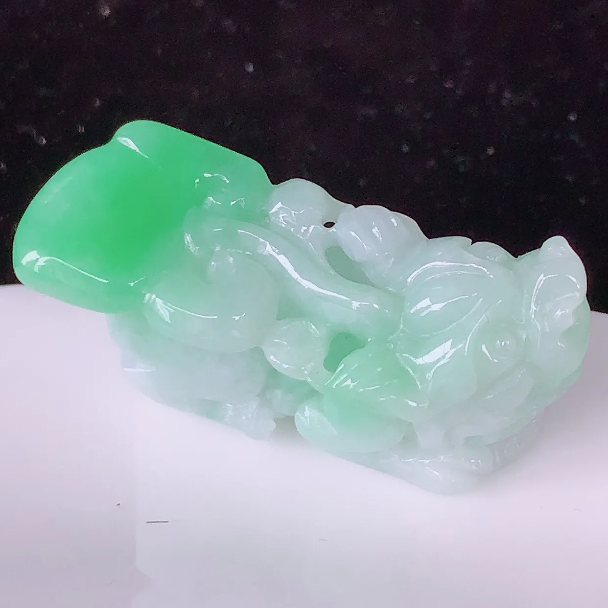 自然光实拍，冰润飘绿翡翠招财貔貅吊坠，民间有“一摸貔貅运程旺盛， 再摸貔貅财运滚滚，三摸貔貅平步青云