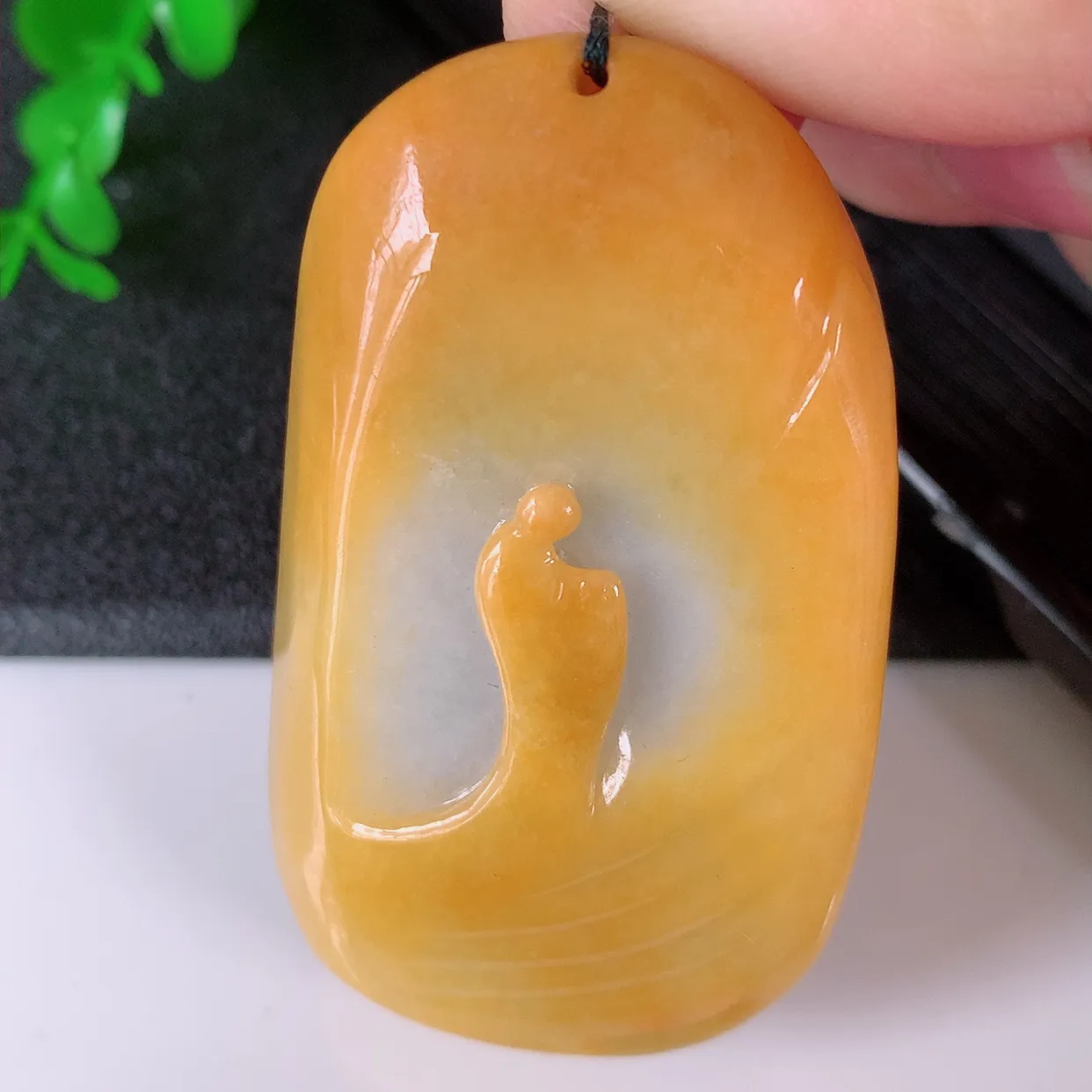 自然光实拍，冰润黄翡双彩翡翠悟道吊坠，悟道寓意“祥和，安宁，吉祥， 幸福”， 佩戴效果优雅迷人，性价