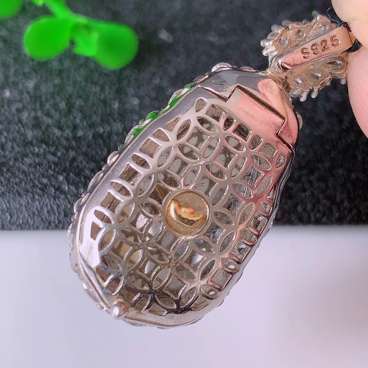 冰透满绿翡翠925银镶嵌四季豆吊坠，自然光实拍，翠色灵动，颜色漂亮，种老水足，品相佳，佩戴佳品！#97.16整体35.5-16.5-10 裸石 19.5*13