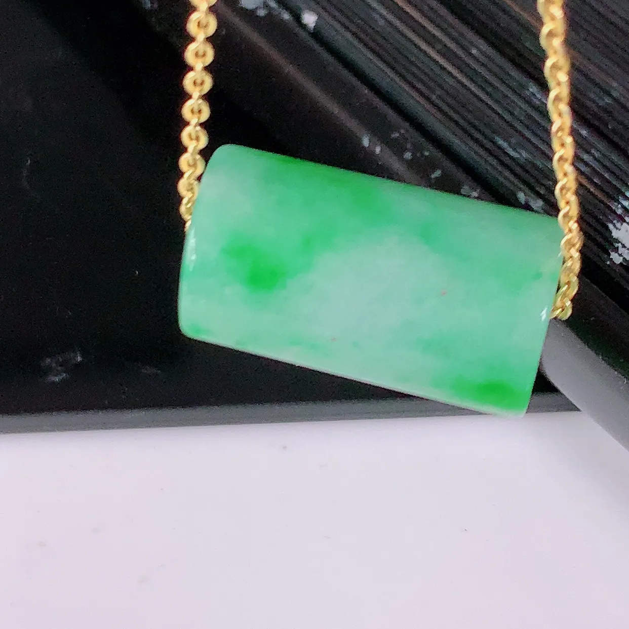 自然光实拍，冰润飘绿翡翠路路通吊坠，寓意时来运转、财源滚滚，款式新颖时尚，日常百搭的款！ 配图银链#05.22