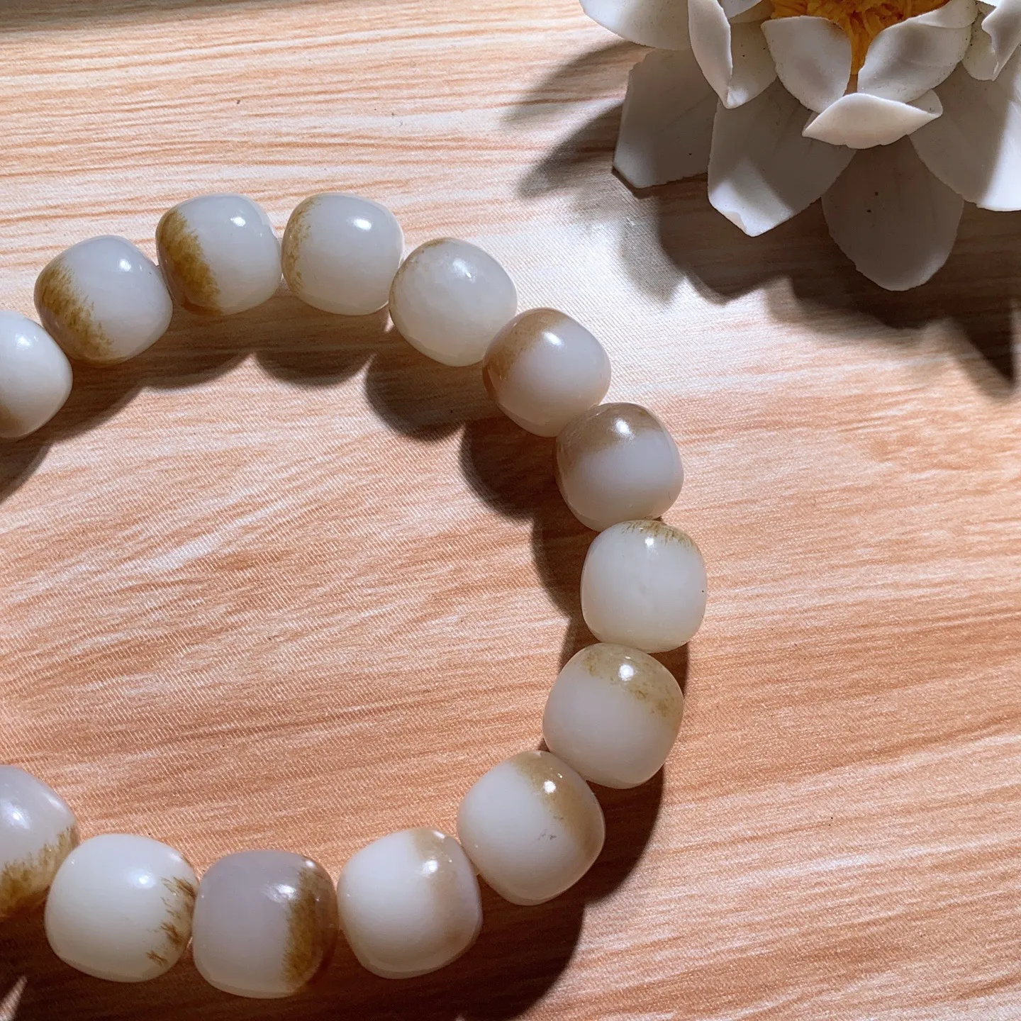 新疆和田玉且末糖老型珠手串 单颗尺寸12！玉质细腻油润。手推出油。佩戴高端典雅。lt260126