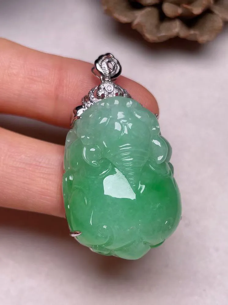 冰糯种飘绿招财金蟾吊坠、真金真钻镶嵌，种水好，玉质细腻 .裸石尺寸 43.2*23.0*13.7