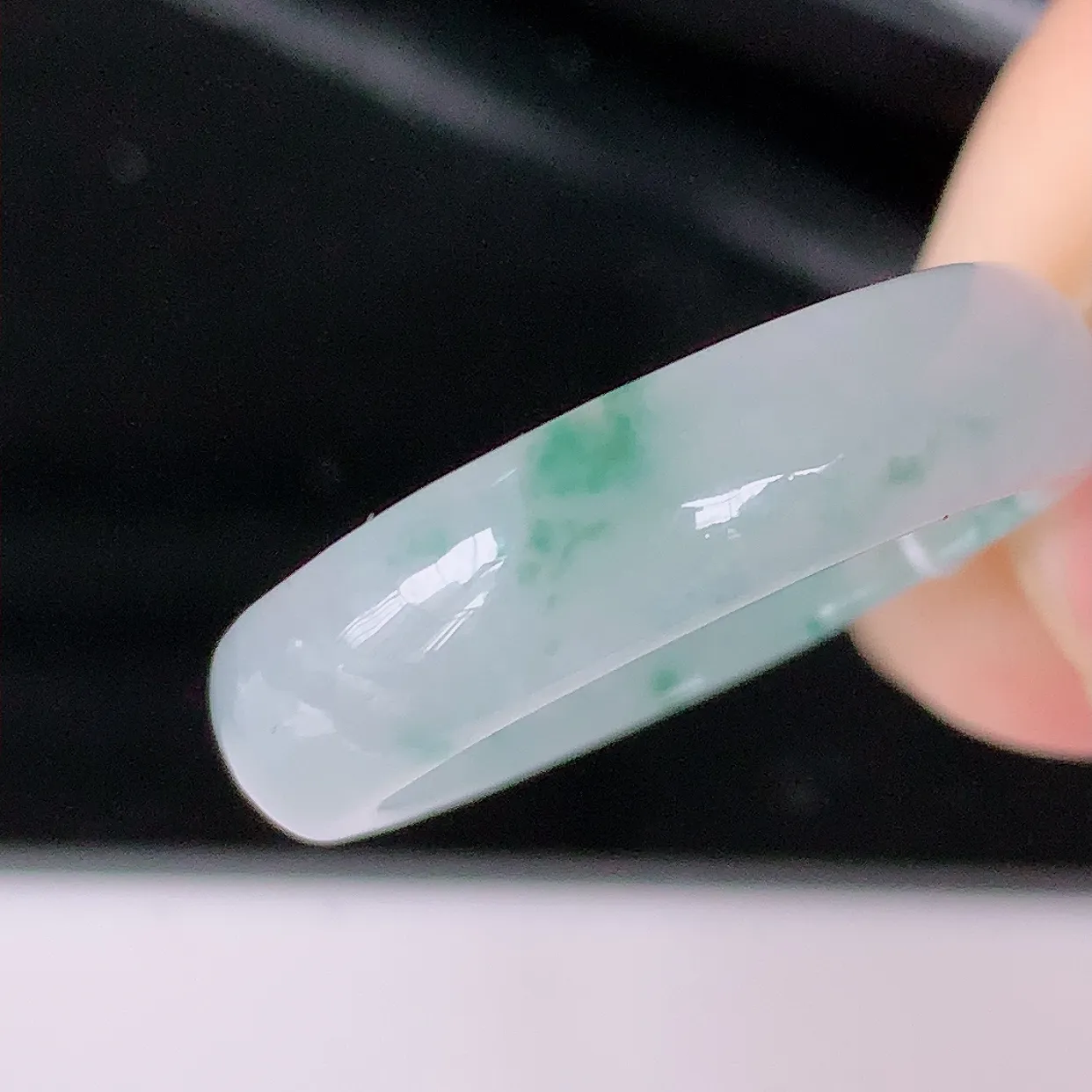 自然光实拍，18.8mm内径冰飘花翡翠指环，玉戒指，玉质莹润，好精美好冰润的指环，19圈口上手纤巧！#49.22尺寸18.8-5.5-3