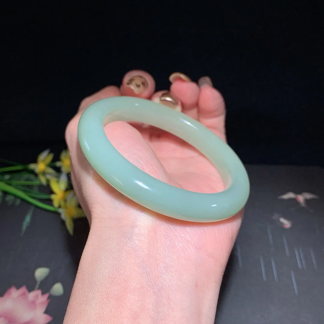 和田玉55.8圈口且末蓝手镯！玉质细腻油润 底色纯净 无裂无杂 脂粉好，品质高。